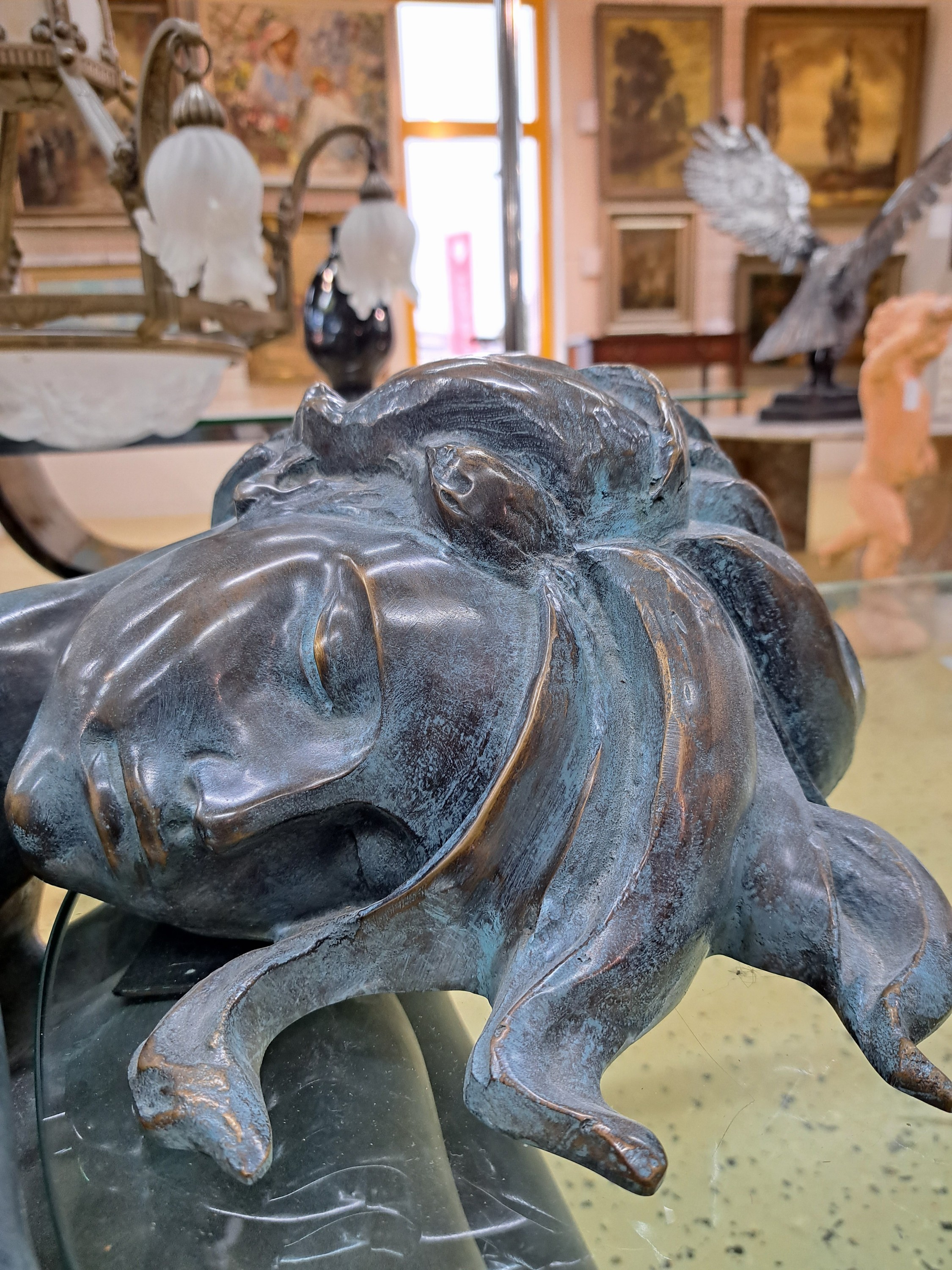 Detail b: Couchtisch Sybilla, Bronzefigur mit Glasplatte, Figur eines jungen Mädchens, eine Glasplatte haltend, ca. 152x59x74 cm, EZ 2