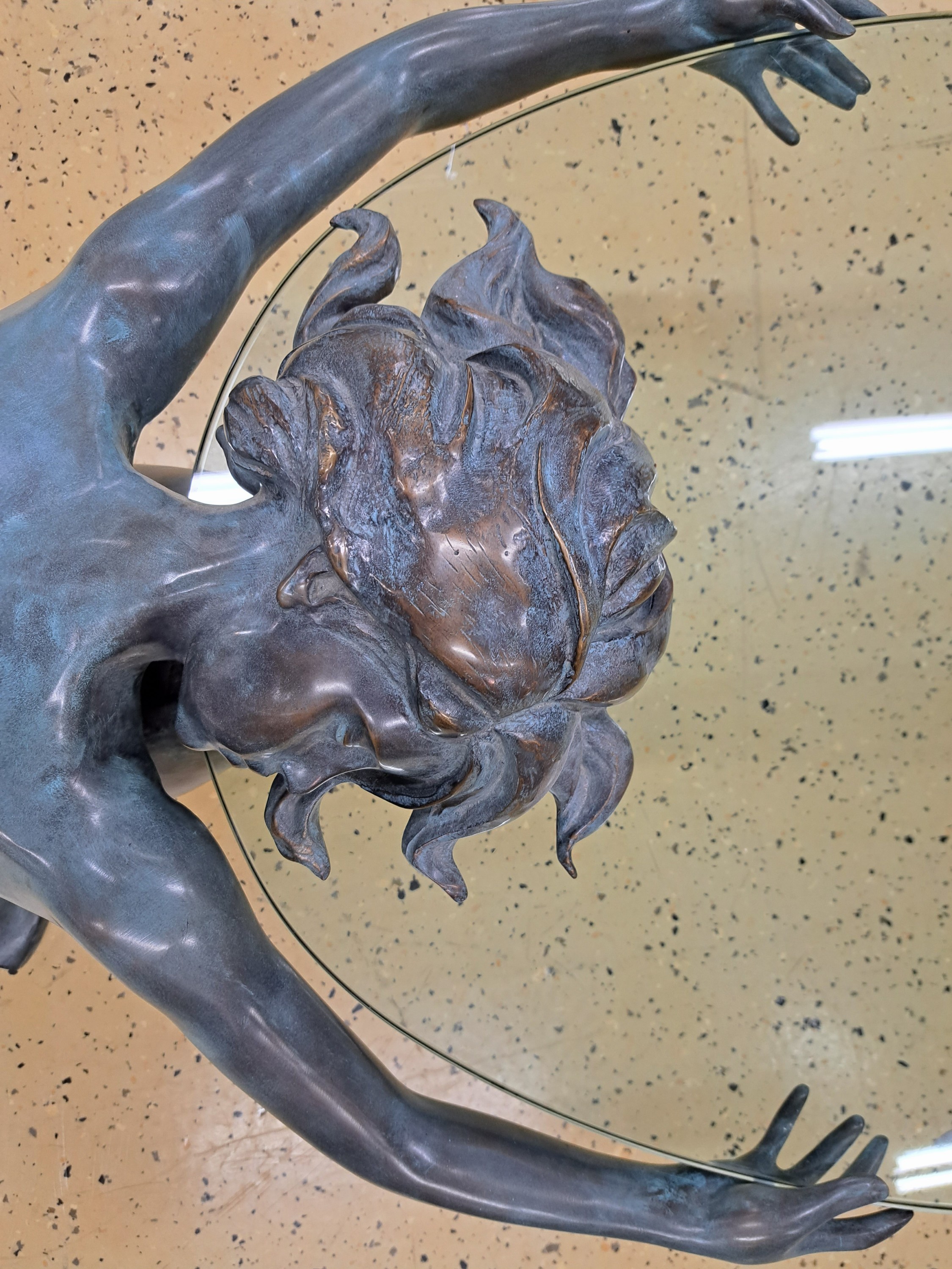 Detail c: Couchtisch Sybilla, Bronzefigur mit Glasplatte, Figur eines jungen Mädchens, eine Glasplatte haltend, ca. 152x59x74 cm, EZ 2