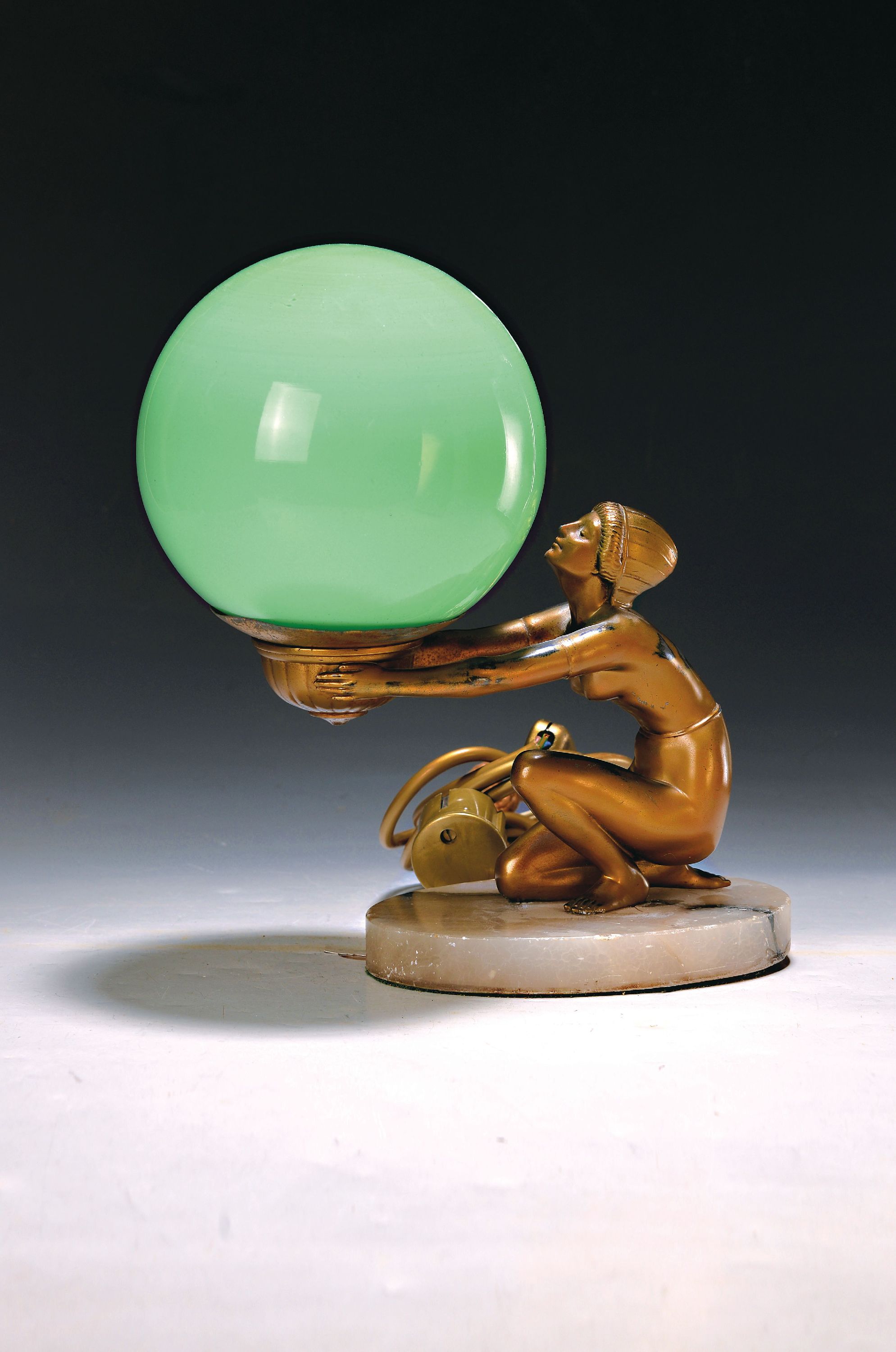 Image 26985751 - Tischlampe, Frankreich, um 1920, Art-Deco, vollplastischer Akt eine Kugel haltend, ...