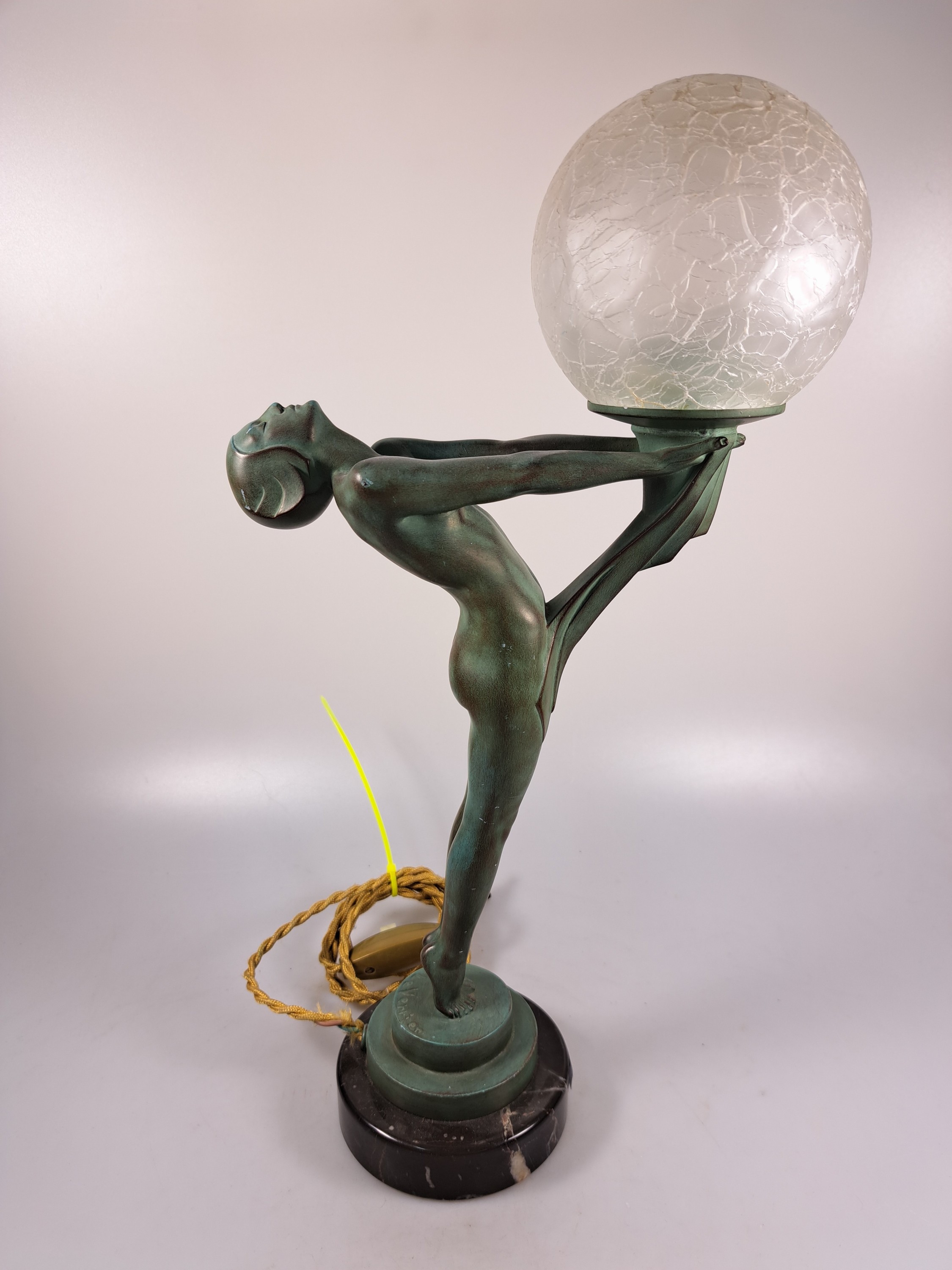 Detail d: Tischleuchte, sign. Le Verrier, Bronzeskulptur Aktes grün patiniert, Kugelschirm sog. Eisglas, Elektrik nicht geprüft, Marmorsockel, Höhe ca. 38cm