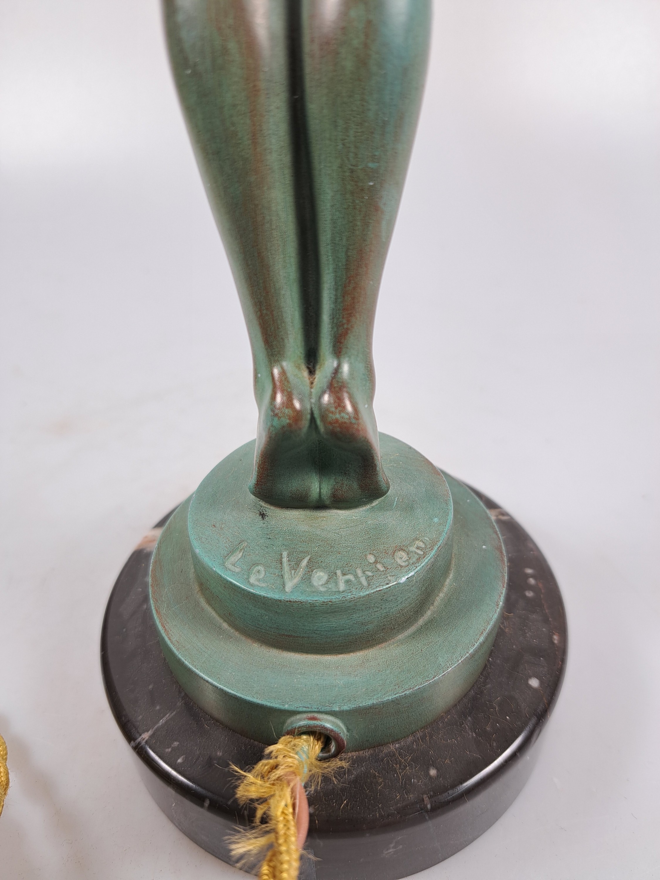 Detail g: Tischleuchte, sign. Le Verrier, Bronzeskulptur Aktes grün patiniert, Kugelschirm sog. Eisglas, Elektrik nicht geprüft, Marmorsockel, Höhe ca. 38cm