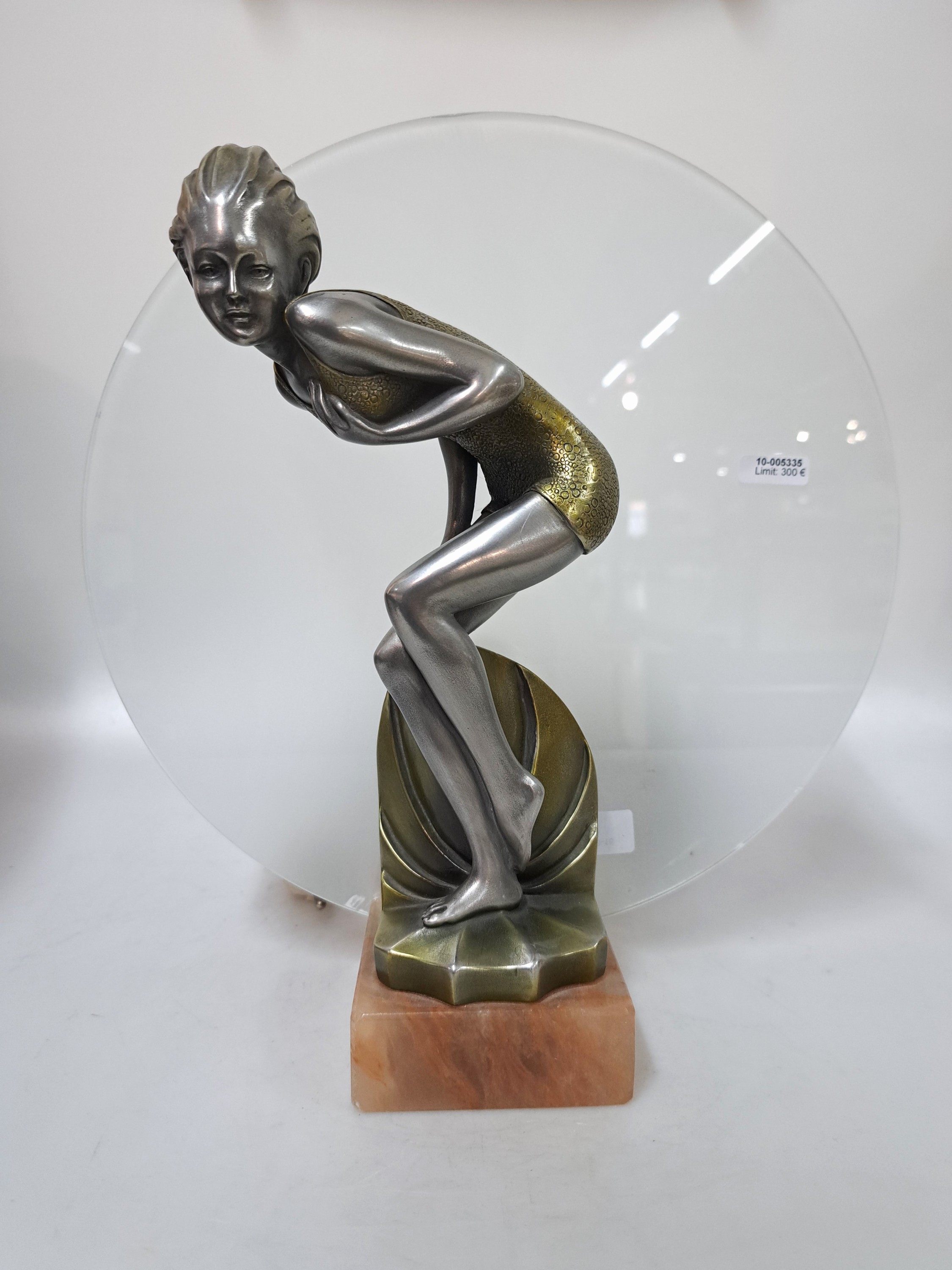 Detail a: Tischleuchte, Frankreich, um 1930, Art-Deco, mit vollplastischer Frauenfigur aus Metall, Marmorsockel, mattierte Glasscheibe, Elektrik nicht ...