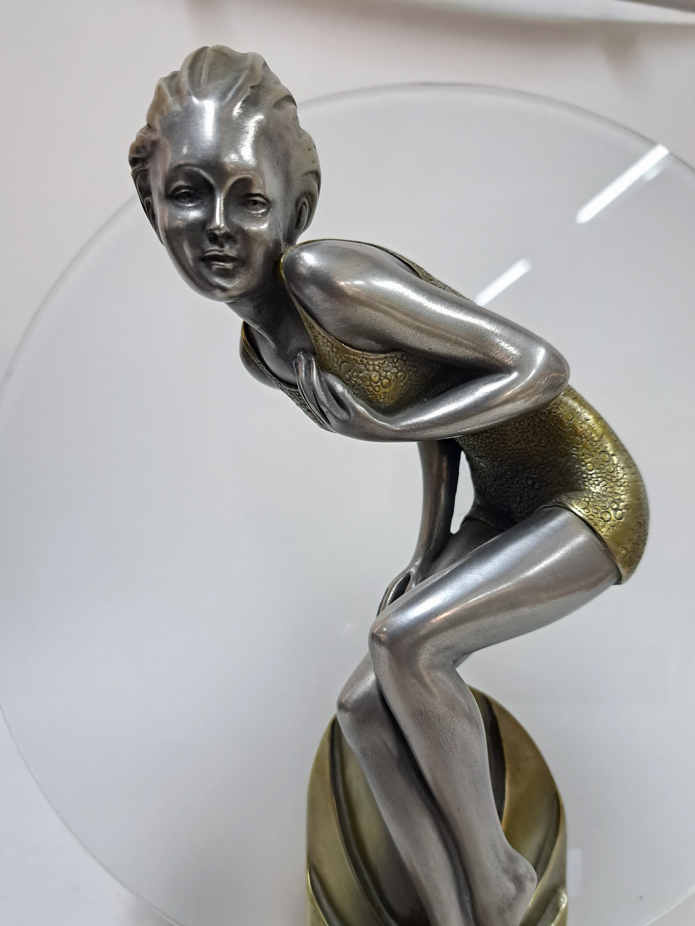 Detail b: Tischleuchte, Frankreich, um 1930, Art-Deco, mit vollplastischer Frauenfigur aus Metall, Marmorsockel, mattierte Glasscheibe, Elektrik nicht ...