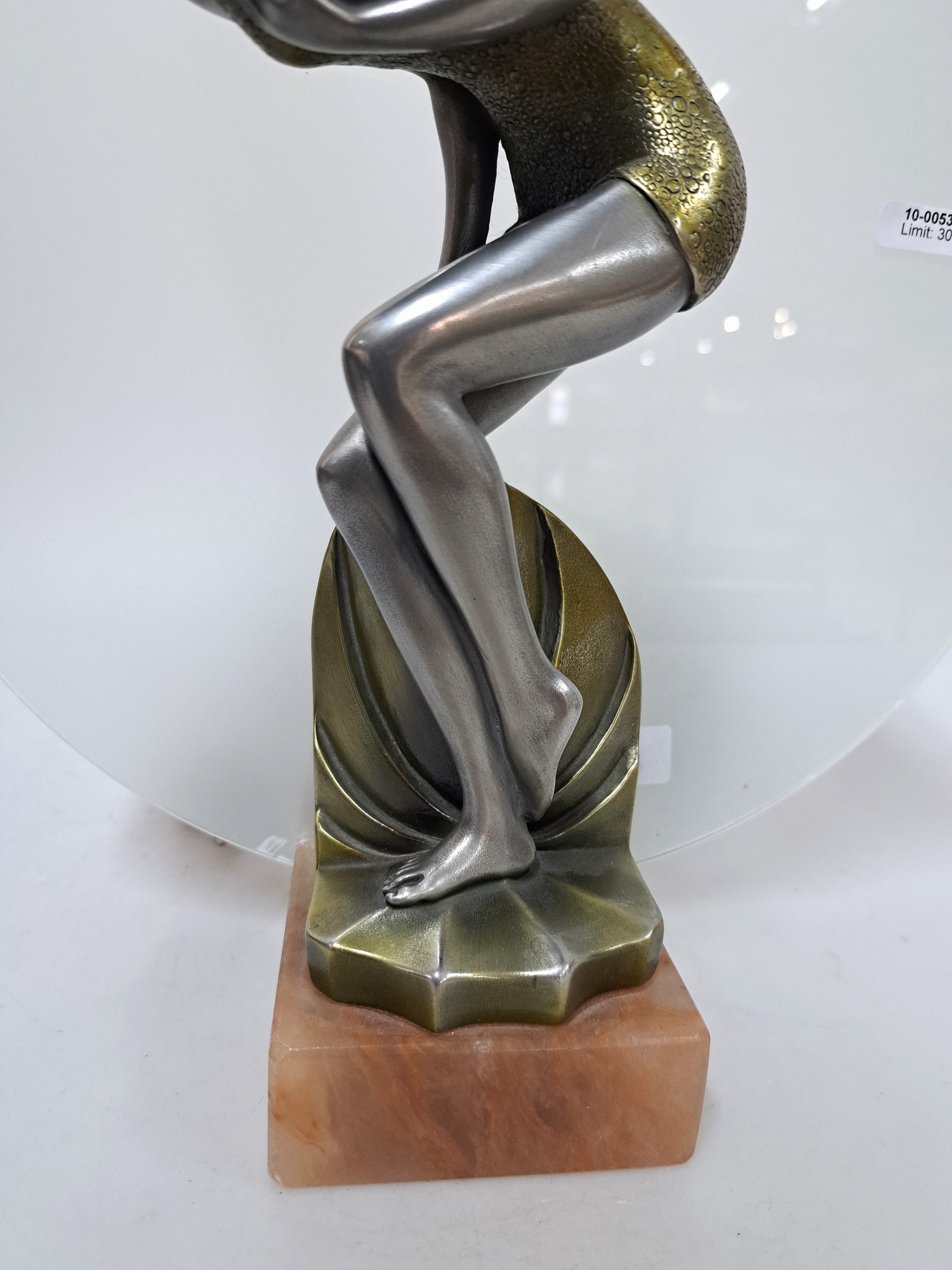 Detail c: Tischleuchte, Frankreich, um 1930, Art-Deco, mit vollplastischer Frauenfigur aus Metall, Marmorsockel, mattierte Glasscheibe, Elektrik nicht ...