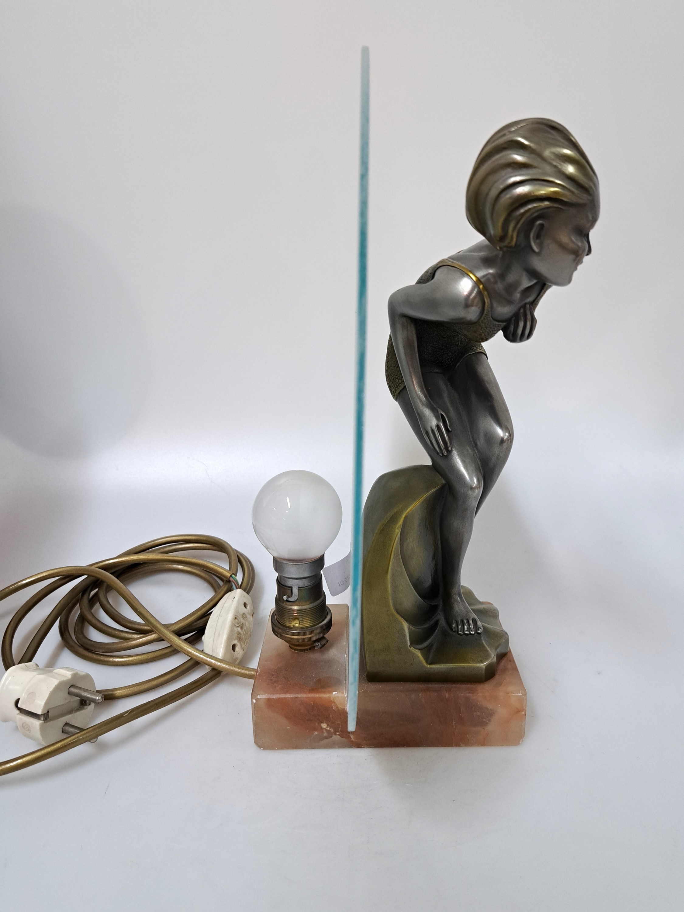 Detail d: Tischleuchte, Frankreich, um 1930, Art-Deco, mit vollplastischer Frauenfigur aus Metall, Marmorsockel, mattierte Glasscheibe, Elektrik nicht ...