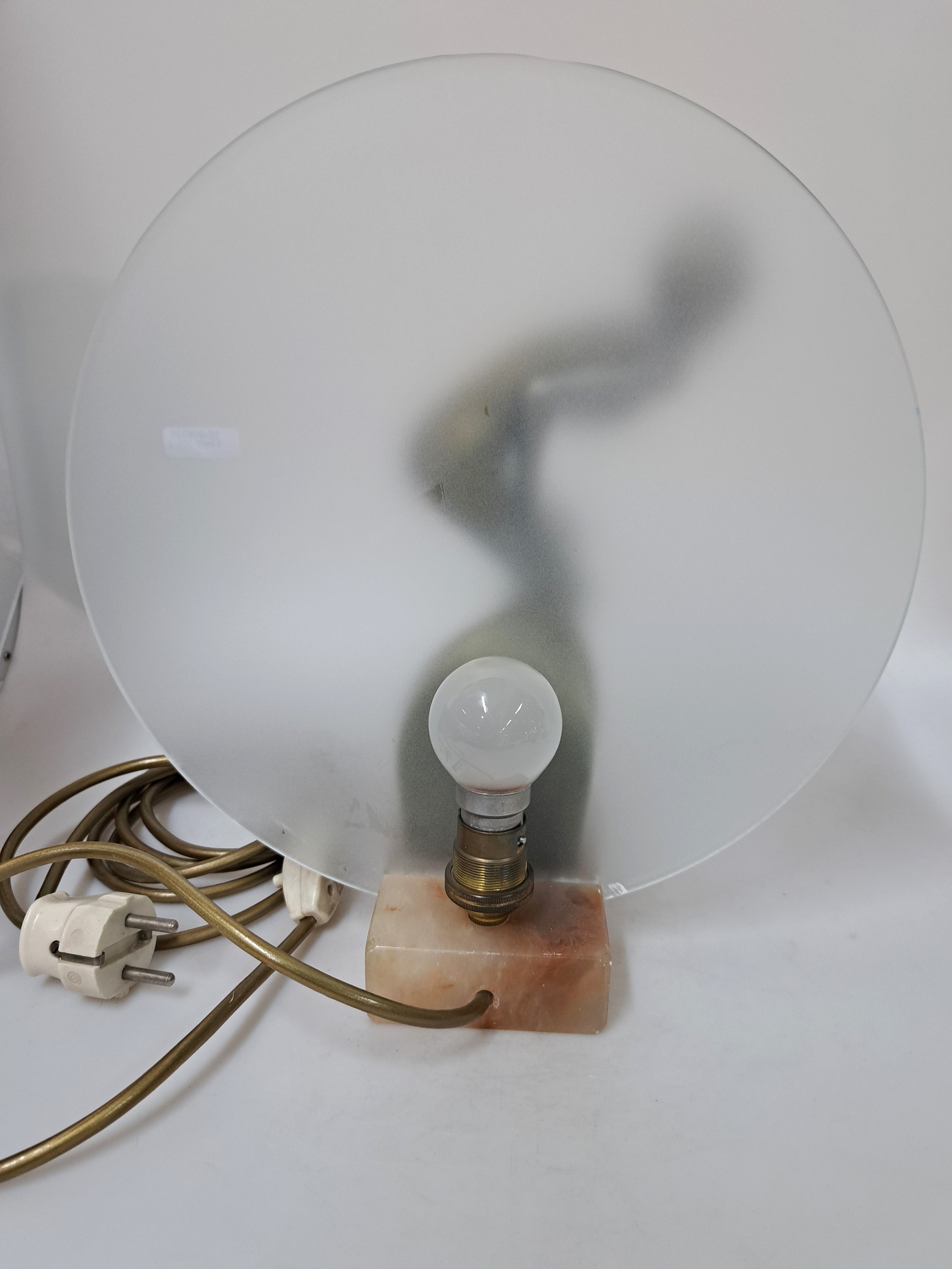 Detail e: Tischleuchte, Frankreich, um 1930, Art-Deco, mit vollplastischer Frauenfigur aus Metall, Marmorsockel, mattierte Glasscheibe, Elektrik nicht ...