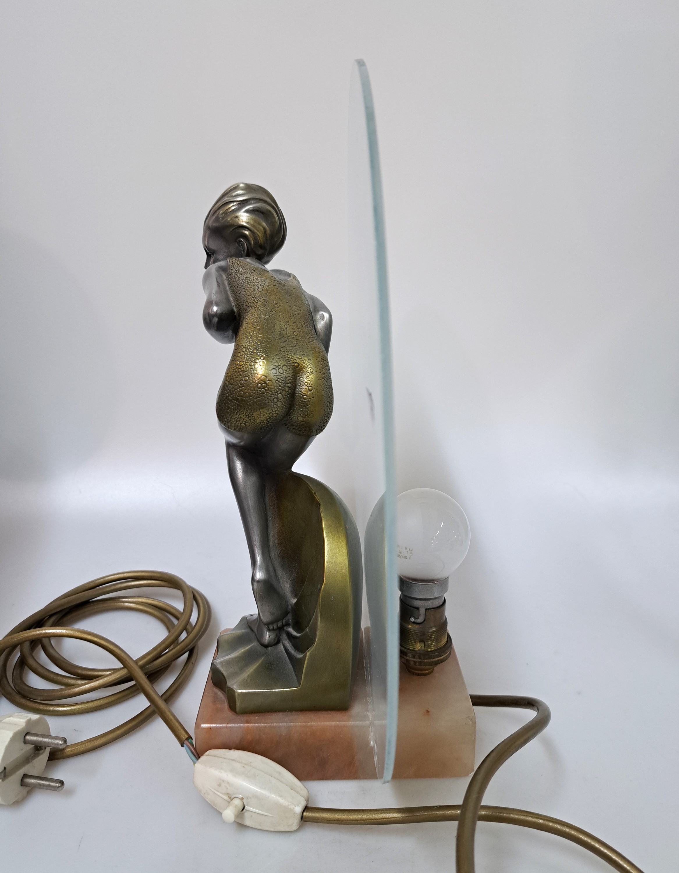 Detail f: Tischleuchte, Frankreich, um 1930, Art-Deco, mit vollplastischer Frauenfigur aus Metall, Marmorsockel, mattierte Glasscheibe, Elektrik nicht ...
