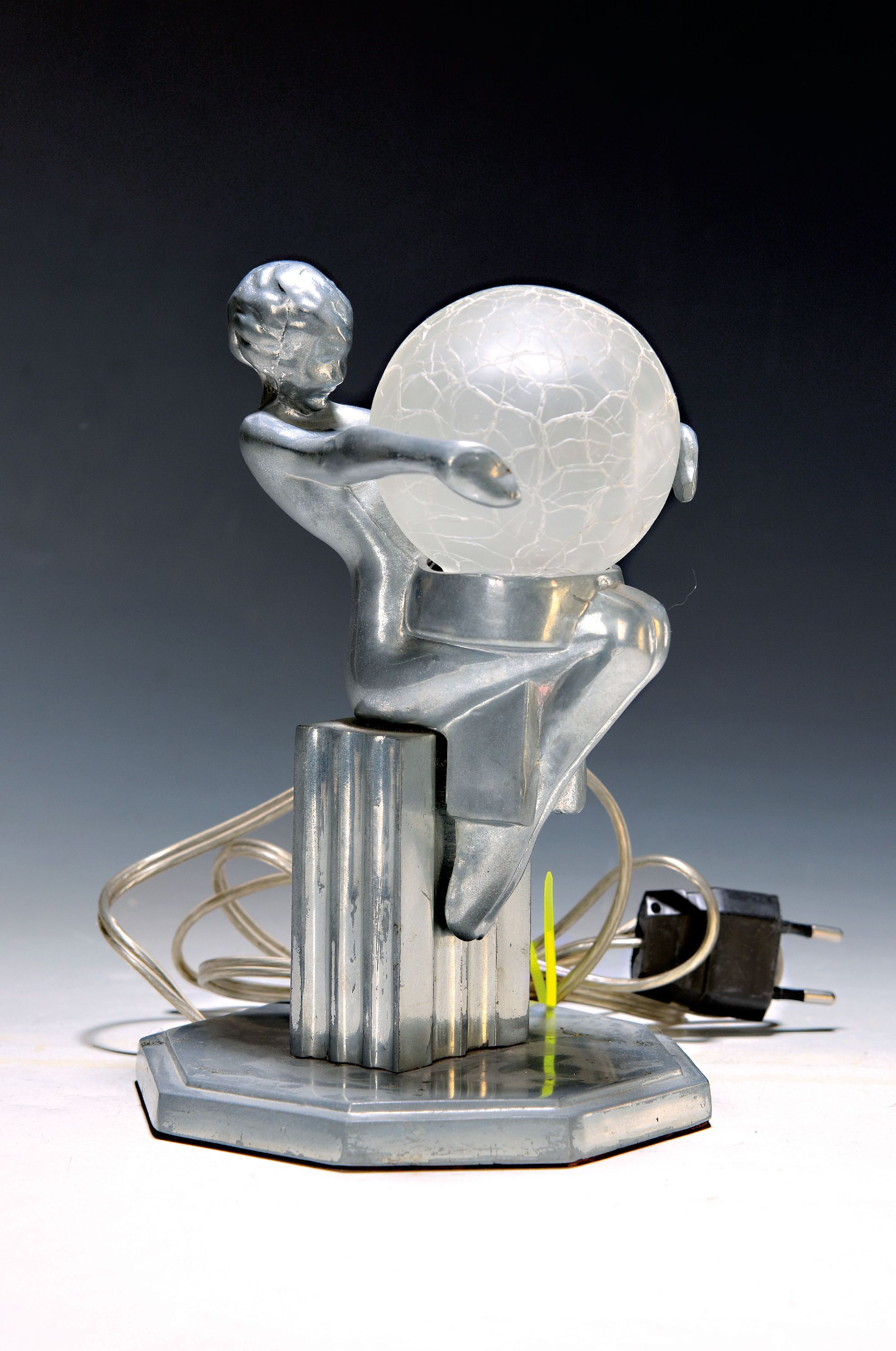 Image 26985777 - Kleine Tischleuchte, Frankreich, um 1930, Art-Deco, Aluminiumguss, mit vollplastischer ...