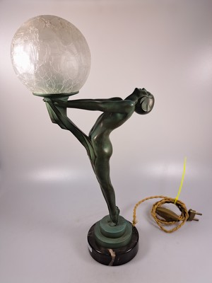 26985755a - Tischleuchte, sign. Le Verrier, Bronzeskulptur Aktes grün patiniert, Kugelschirm sog. ...