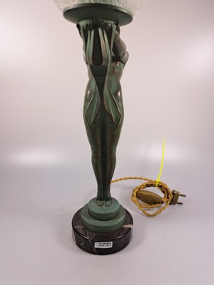 26985755b - Tischleuchte, sign. Le Verrier, Bronzeskulptur Aktes grün patiniert, Kugelschirm sog. ...