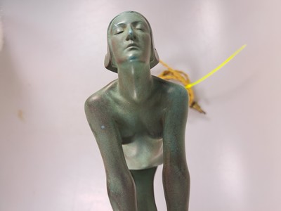 26985755e - Tischleuchte, sign. Le Verrier, Bronzeskulptur Aktes grün patiniert, Kugelschirm sog. ...
