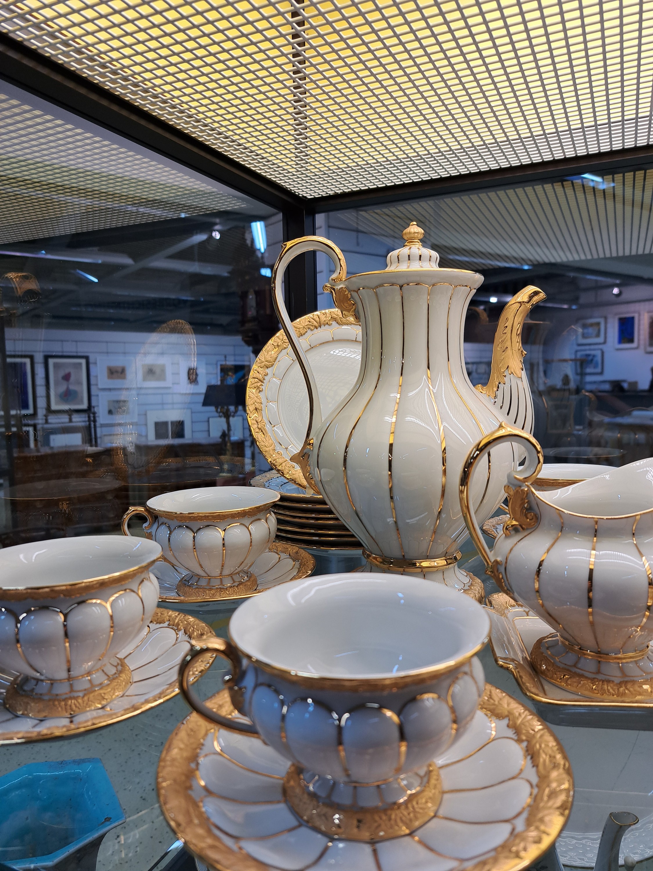 Detail b: Kaffeeservice, Meissen, X-Form, komplett für 8 Personen, Kaffeekanne, Zuckerdose und Milchkanne, 8 Kaffeetassen mit Untertassen, 8 Dessertteller, ...