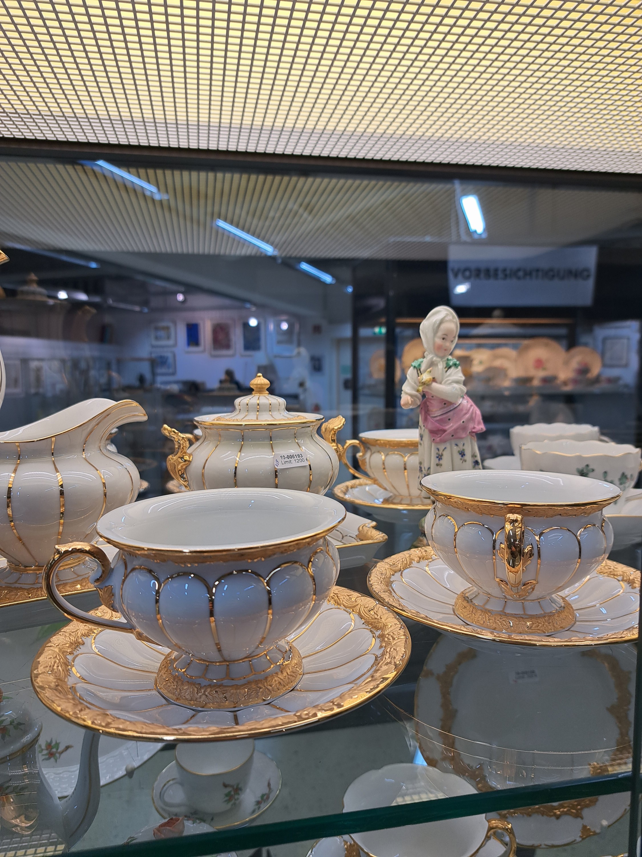 Detail d: Kaffeeservice, Meissen, X-Form, komplett für 8 Personen, Kaffeekanne, Zuckerdose und Milchkanne, 8 Kaffeetassen mit Untertassen, 8 Dessertteller, ...