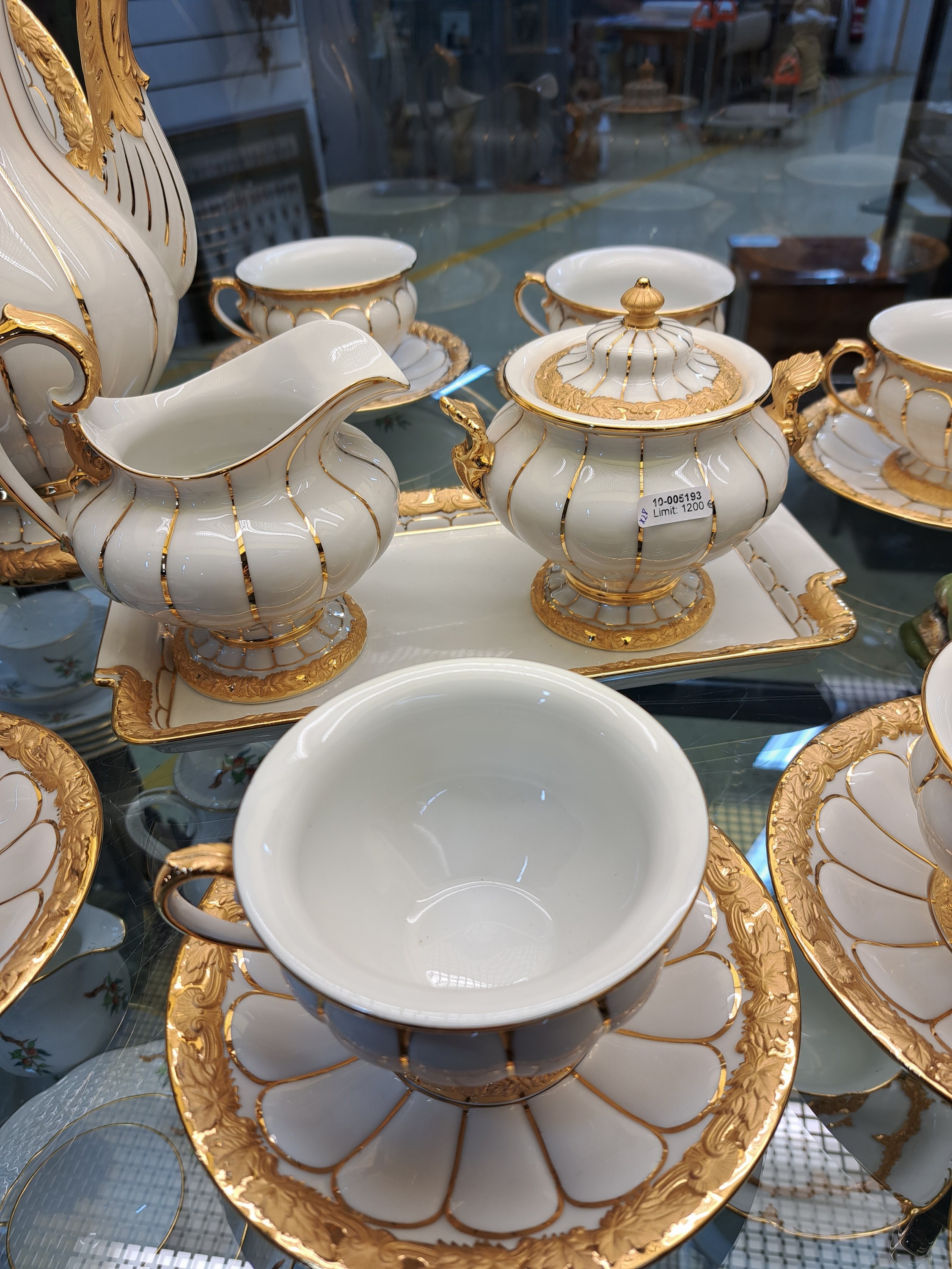 Detail e: Kaffeeservice, Meissen, X-Form, komplett für 8 Personen, Kaffeekanne, Zuckerdose und Milchkanne, 8 Kaffeetassen mit Untertassen, 8 Dessertteller, ...