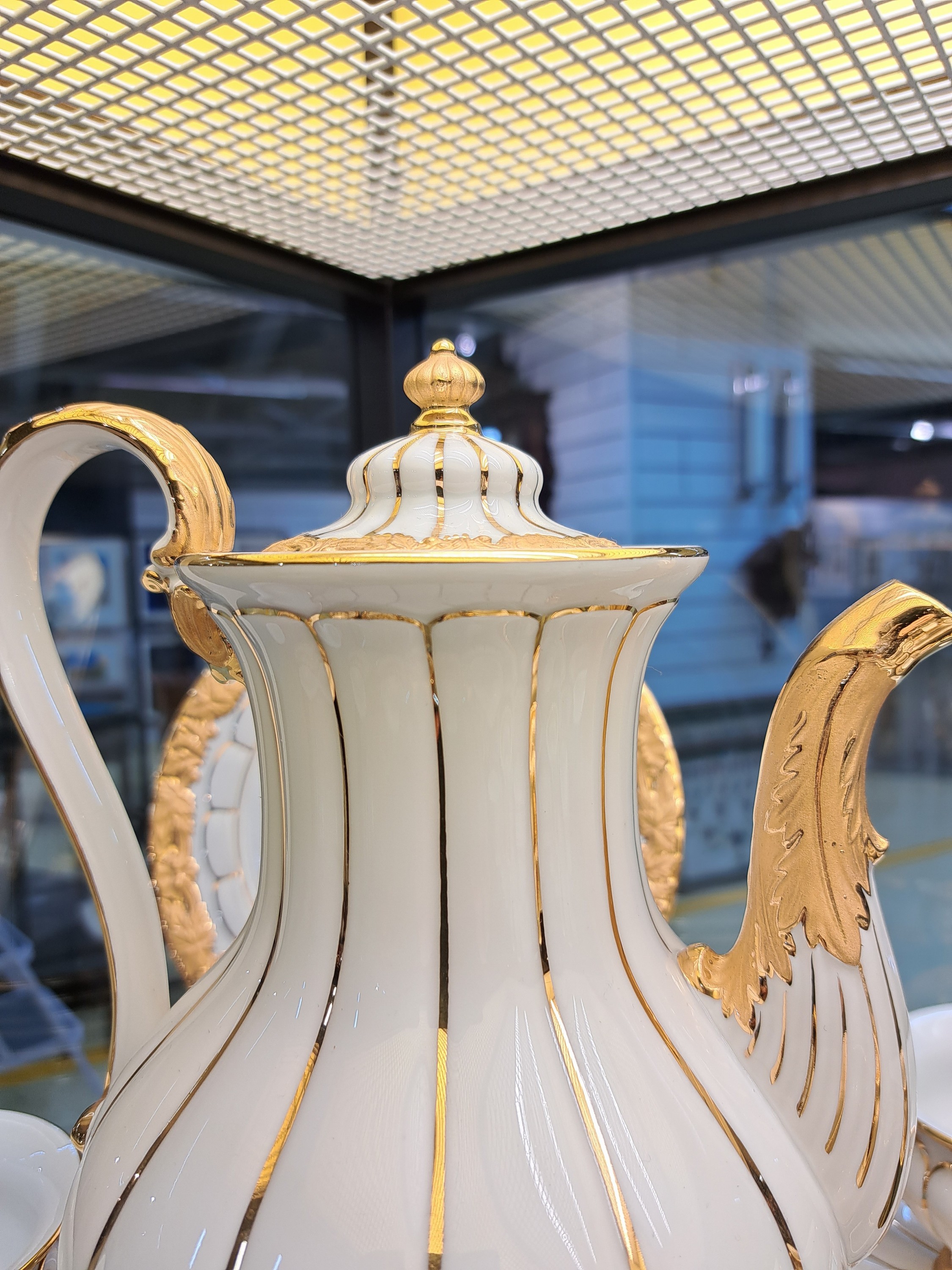 Detail h: Kaffeeservice, Meissen, X-Form, komplett für 8 Personen, Kaffeekanne, Zuckerdose und Milchkanne, 8 Kaffeetassen mit Untertassen, 8 Dessertteller, ...