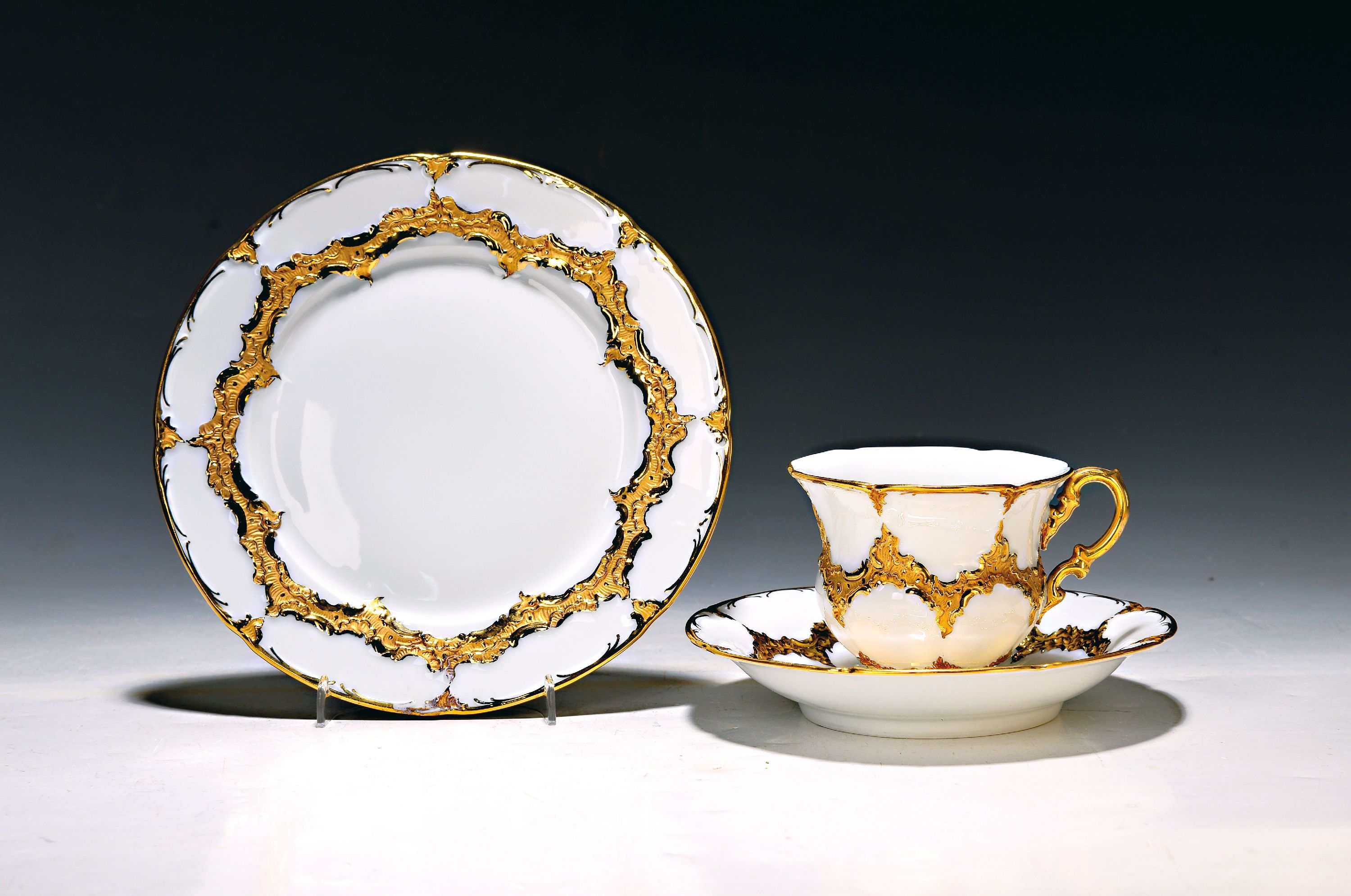 Image 26985814 - Kaffeegedeck, Meissen, 2. Wahl, B-Form, 1924-33, Matt- und Glanzvergoldung, Teller D. 19 ...