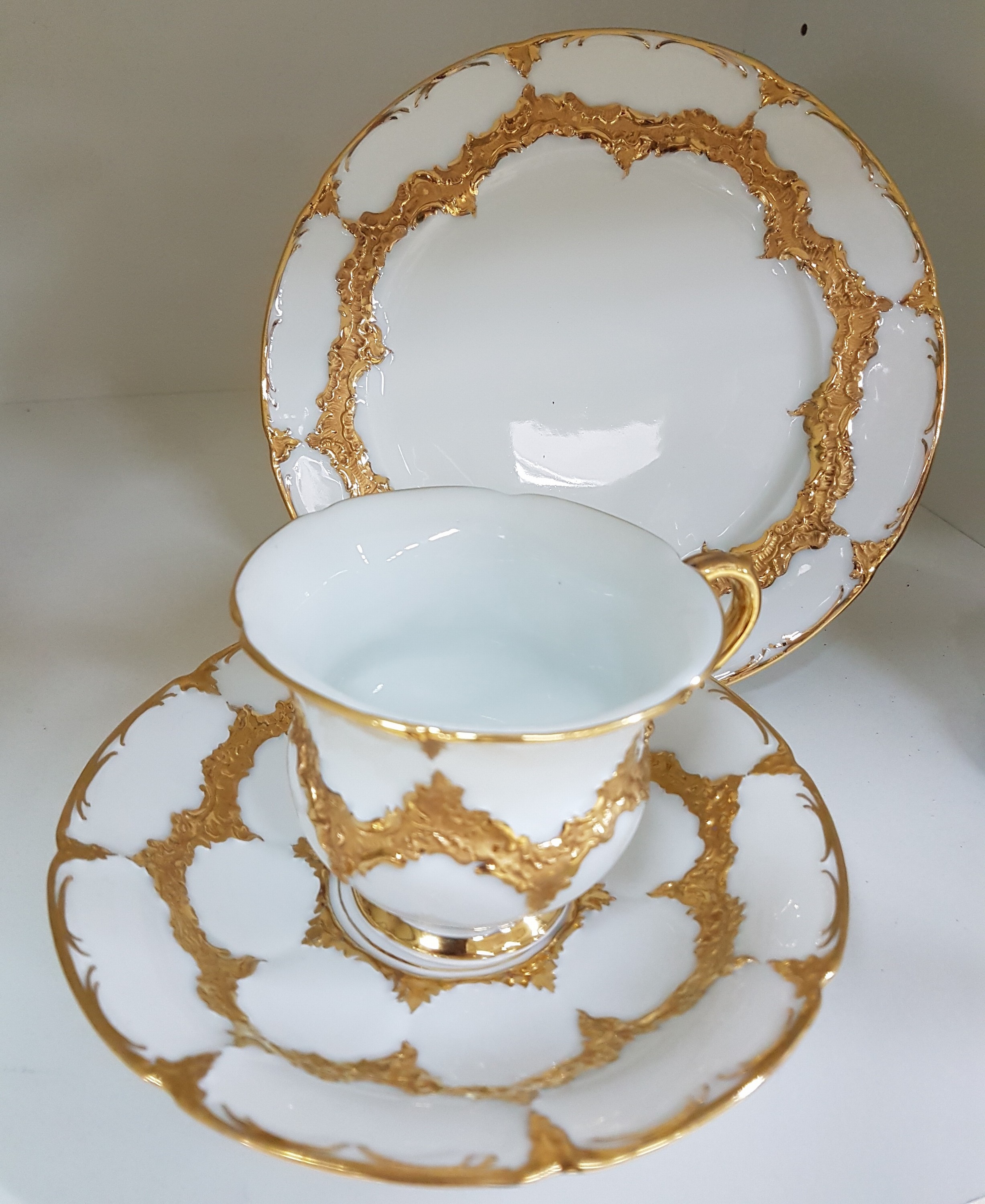 Detail c: Kaffeegedeck, Meissen, 2. Wahl, B-Form, 1924-33, Matt- und Glanzvergoldung, Teller D. 19 cm