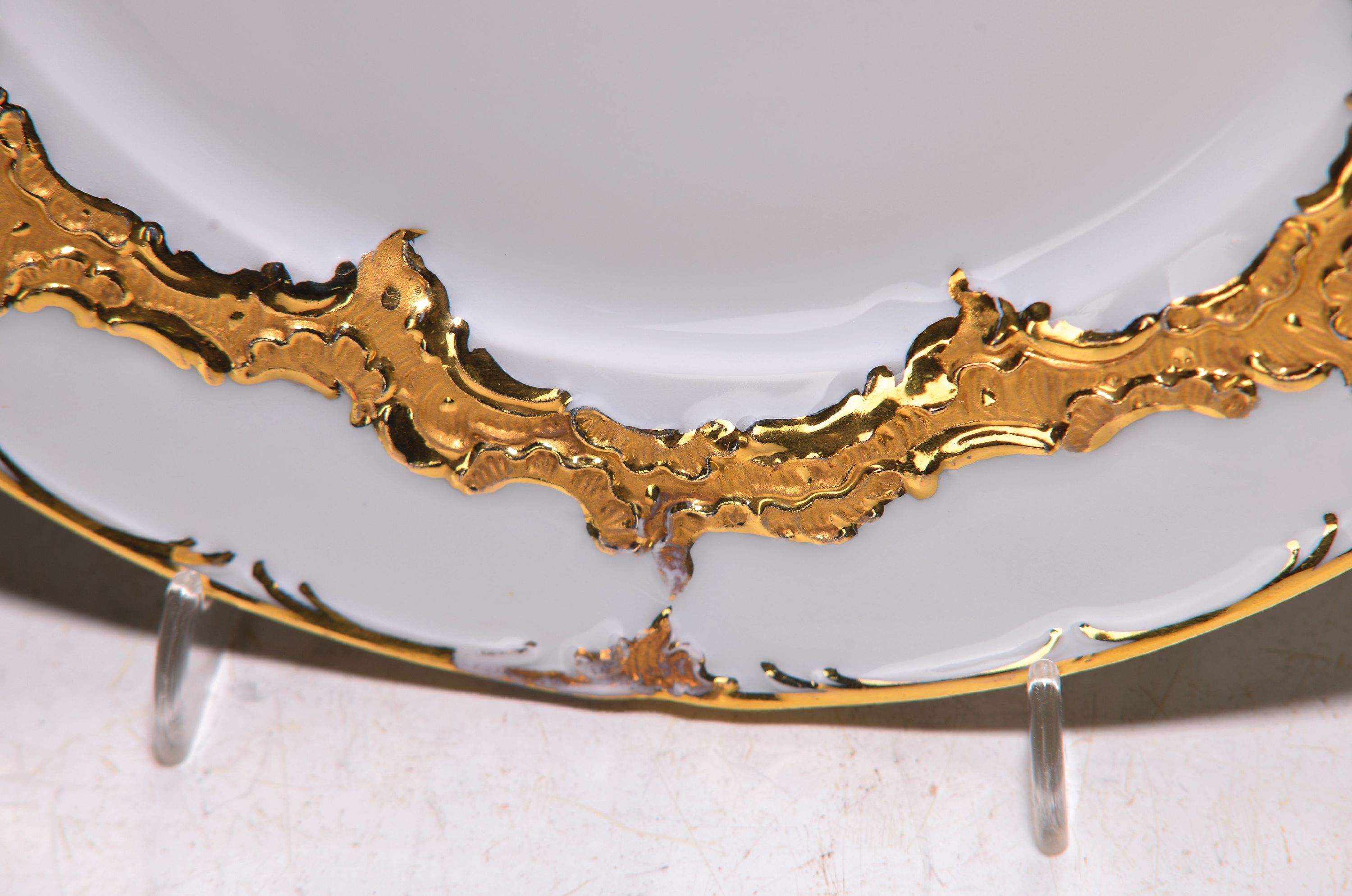 Detail d: Kaffeegedeck, Meissen, 2. Wahl, B-Form, 1924-33, Matt- und Glanzvergoldung, Teller D. 19 cm