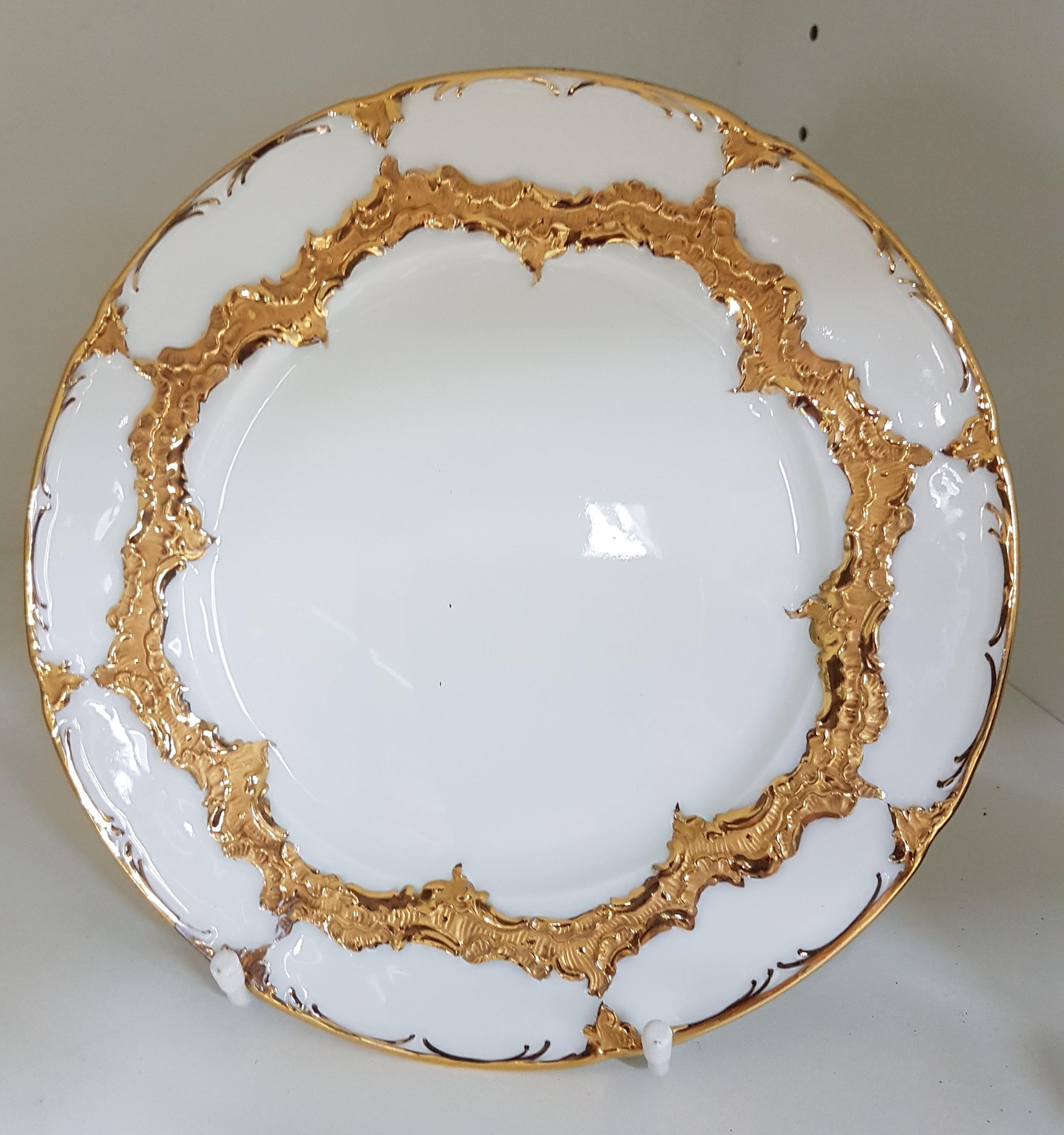 Detail f: Kaffeegedeck, Meissen, 2. Wahl, B-Form, 1924-33, Matt- und Glanzvergoldung, Teller D. 19 cm