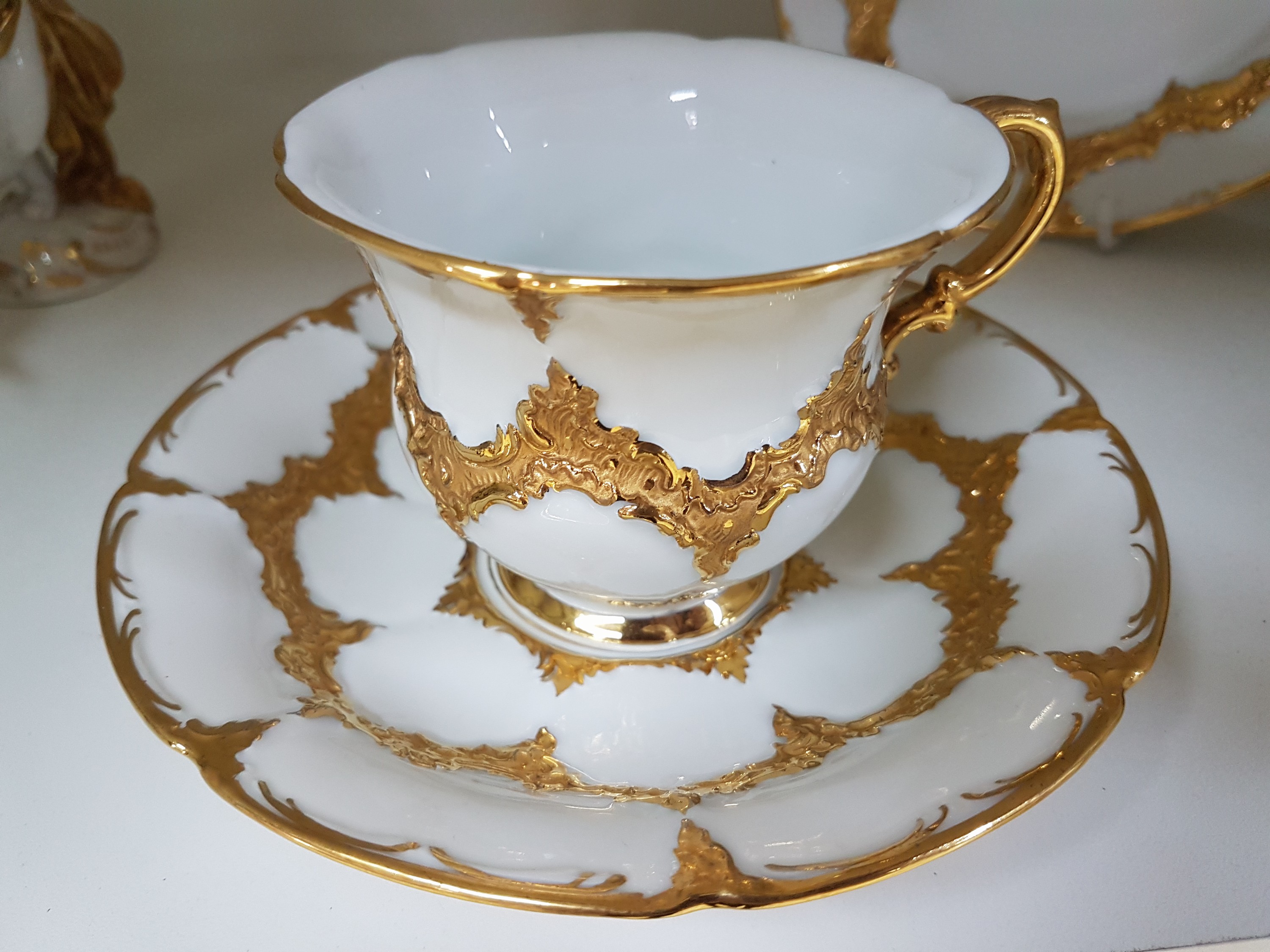 Detail g: Kaffeegedeck, Meissen, 2. Wahl, B-Form, 1924-33, Matt- und Glanzvergoldung, Teller D. 19 cm