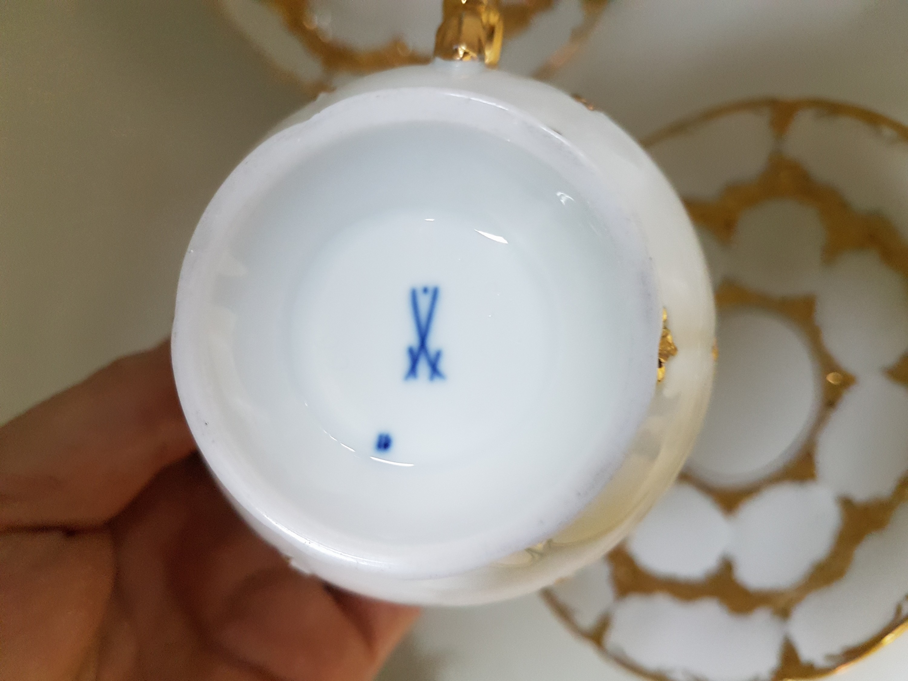 Detail h: Kaffeegedeck, Meissen, 2. Wahl, B-Form, 1924-33, Matt- und Glanzvergoldung, Teller D. 19 cm