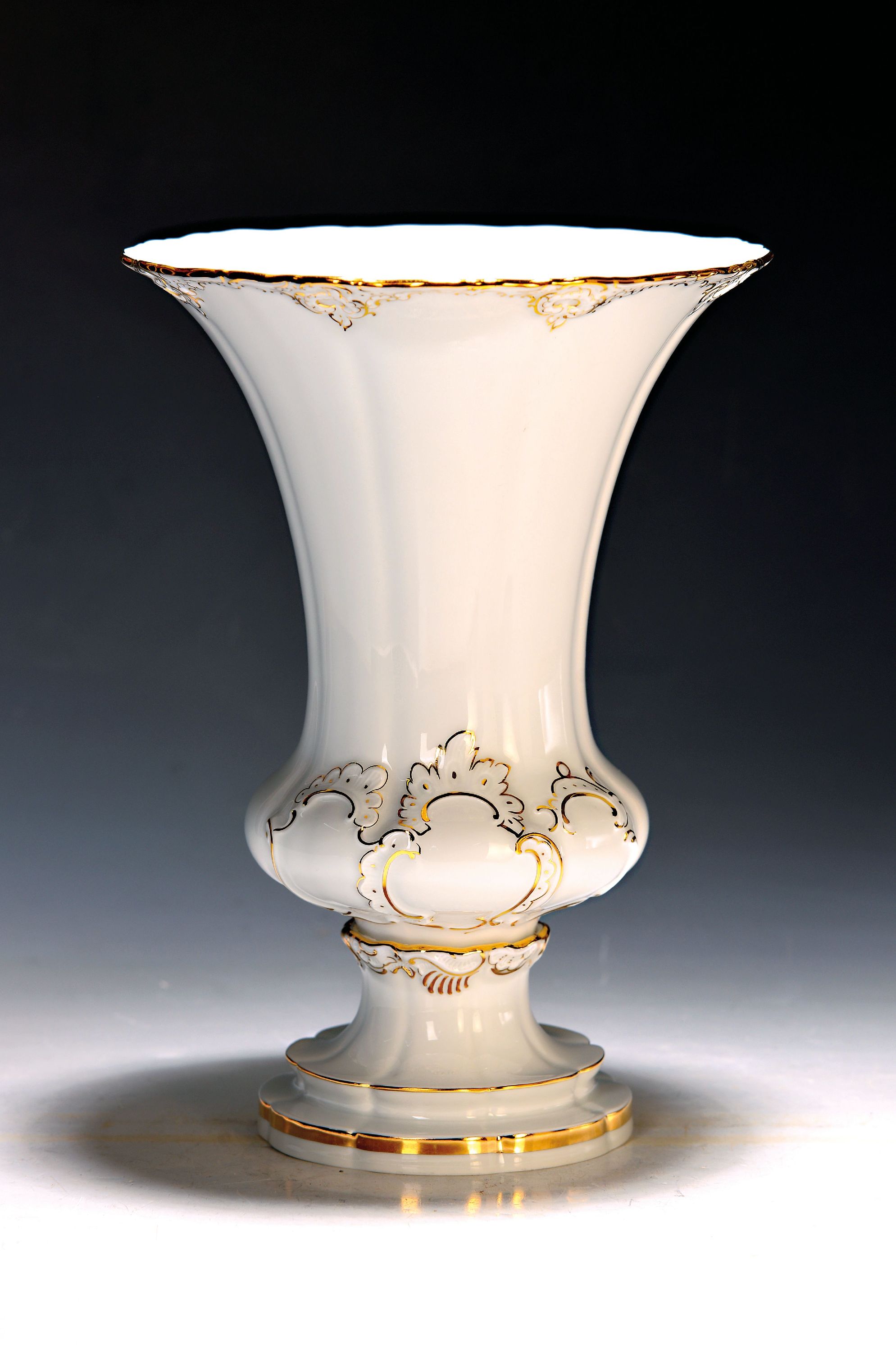 Image 26985815 - Zwei Vasen, Meissen, 2. Wahl, Porzellan, reich verziert, Goldstaffage, H. 21/25 cm