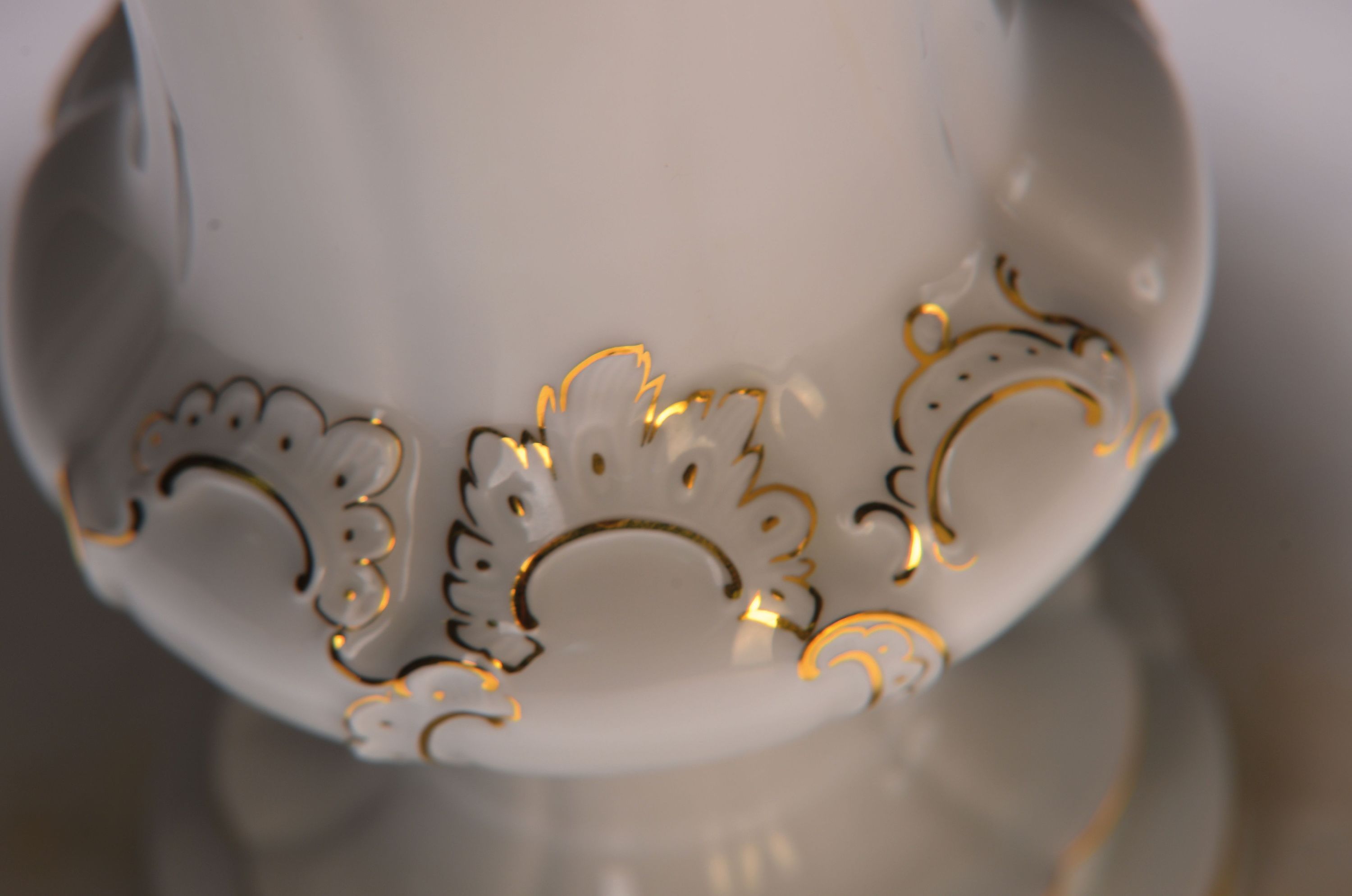Detail a: Zwei Vasen, Meissen, 2. Wahl, Porzellan, reich verziert, Goldstaffage, H. 21/25 cm