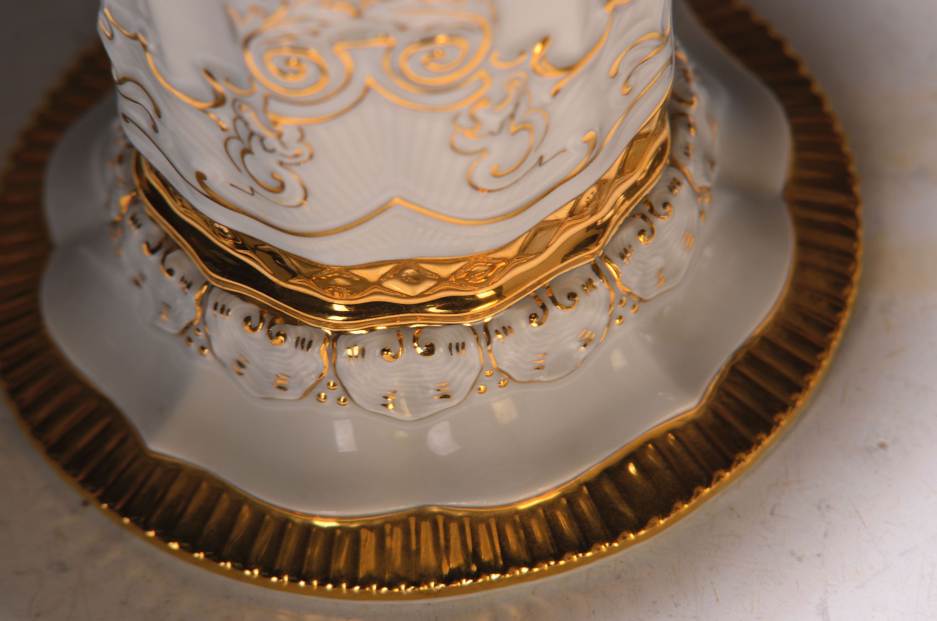 Detail b: Zwei Vasen, Meissen, 2. Wahl, Porzellan, reich verziert, Goldstaffage, H. 21/25 cm