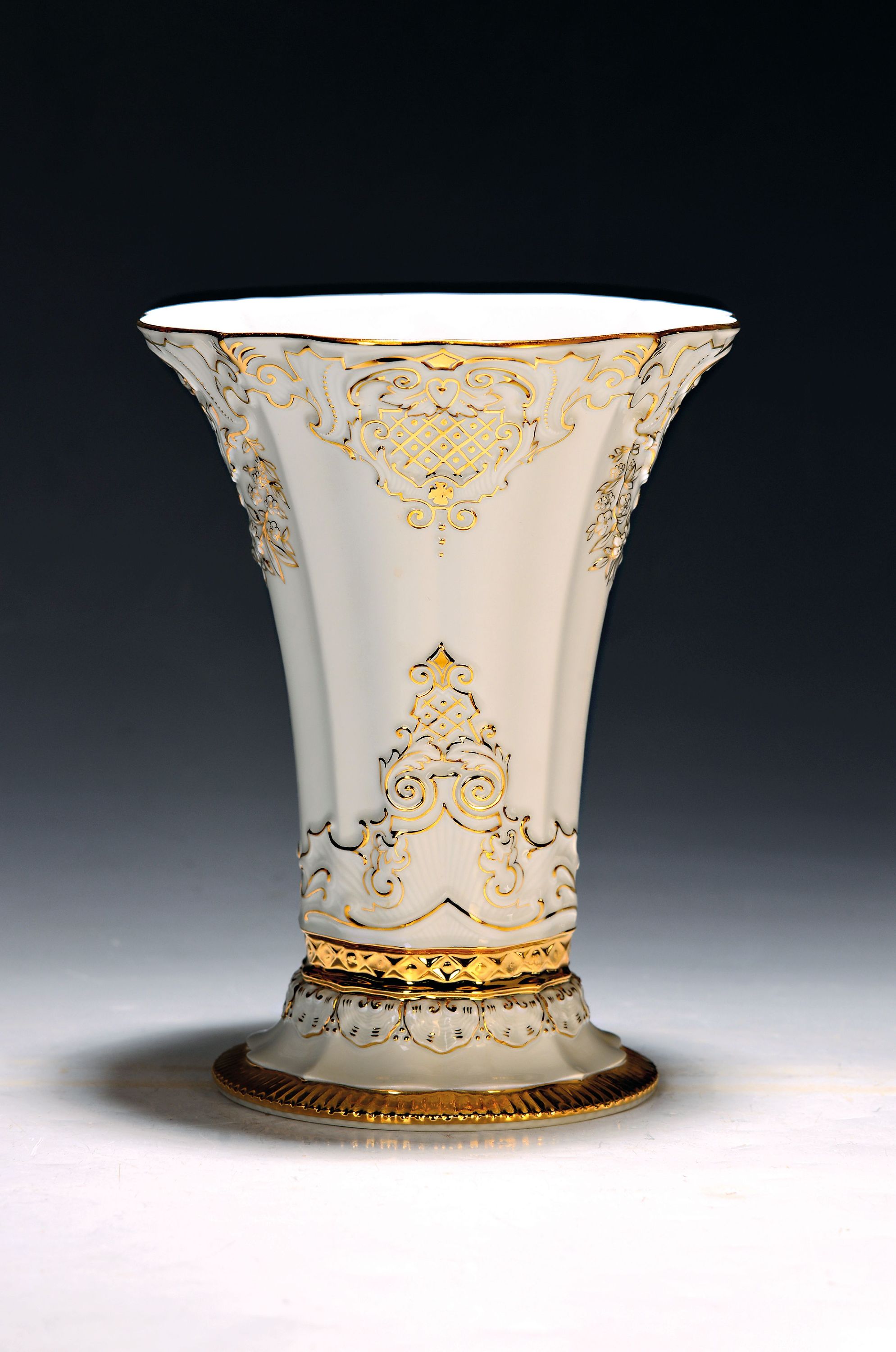 Detail c: Zwei Vasen, Meissen, 2. Wahl, Porzellan, reich verziert, Goldstaffage, H. 21/25 cm