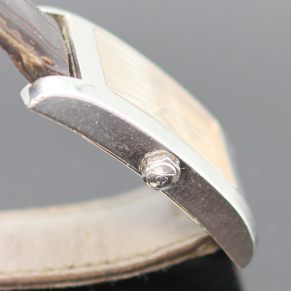 Detail d: BAUME & MERCIER Armbanduhr Serie Hampton in Stahl, Schweiz um 2000, quarz, Boden aufgedr., neutr. Lederband m. orig. Faltschl., kupferfarb. Zifferbl. ...