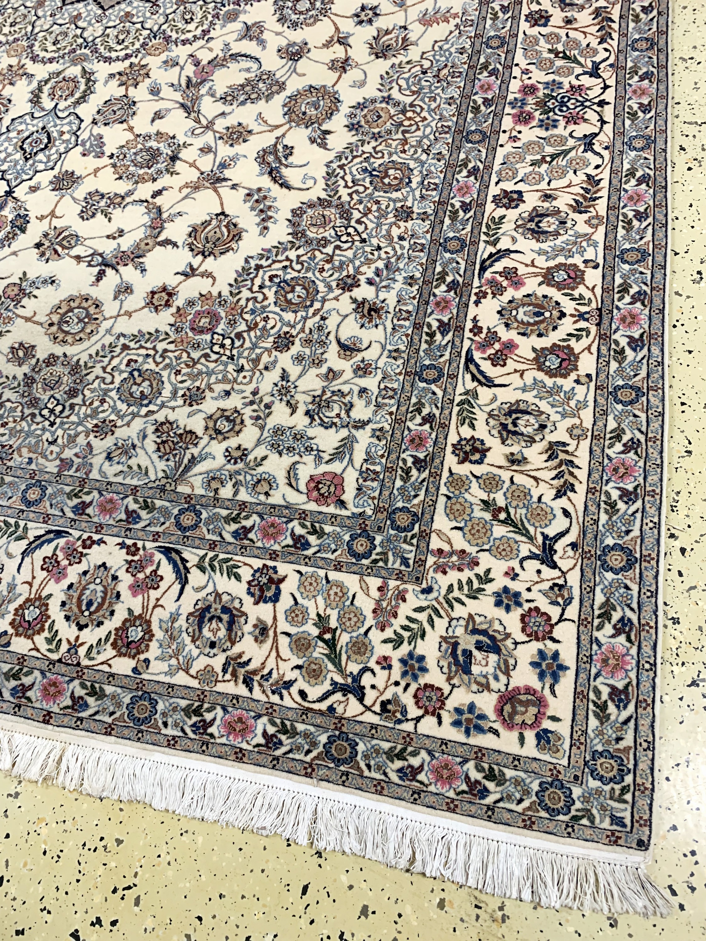 Detail a: Nain fein(6 La), Persien, Ende 20.Jhd, Korkwolle mit Seide, ca. 325 x 217 cm, ca. 1,0Mio. Kn/qm, Reinigungsbedürftig, EHZ: 1-2