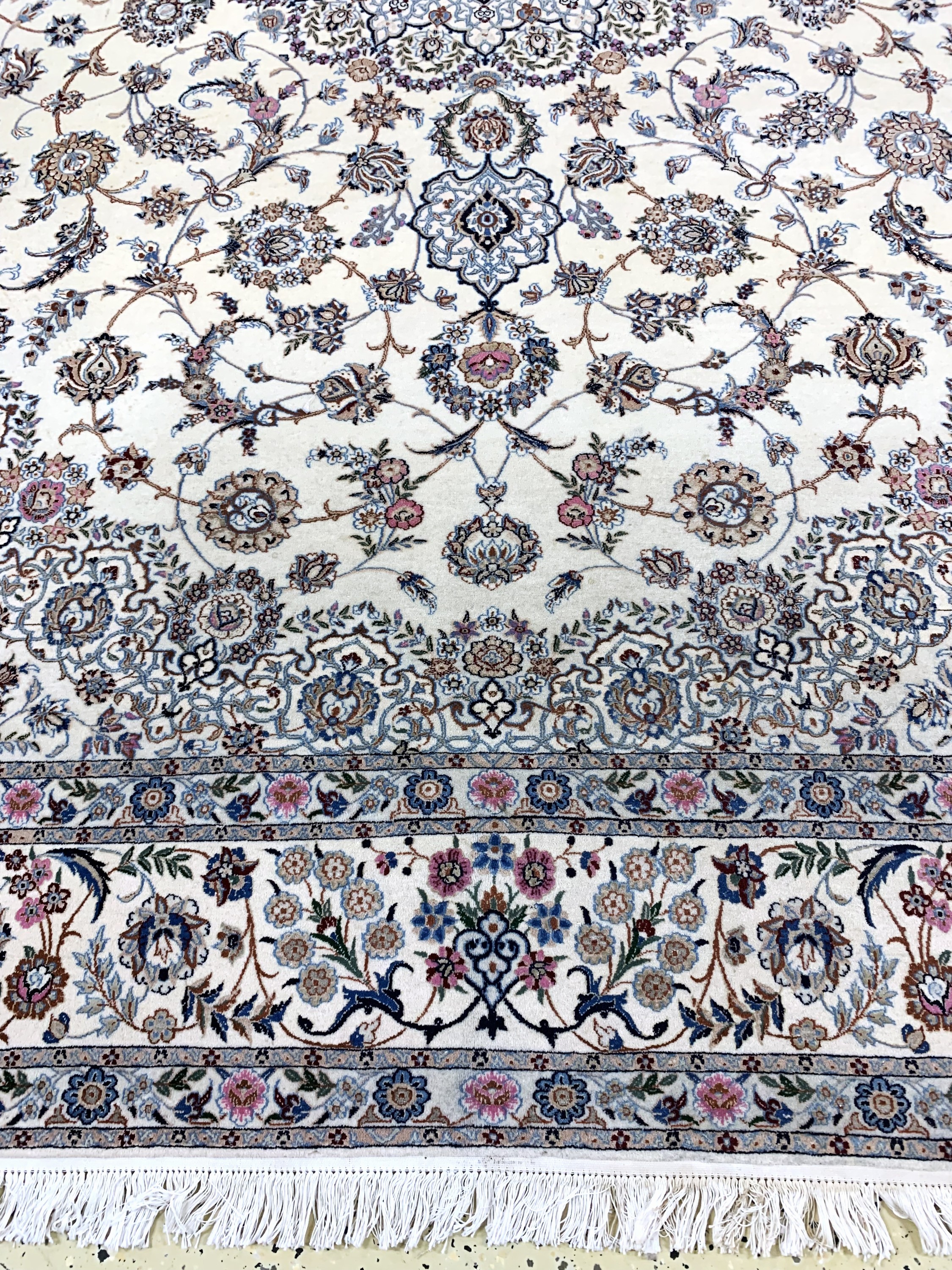 Detail b: Nain fein(6 La), Persien, Ende 20.Jhd, Korkwolle mit Seide, ca. 325 x 217 cm, ca. 1,0Mio. Kn/qm, Reinigungsbedürftig, EHZ: 1-2
