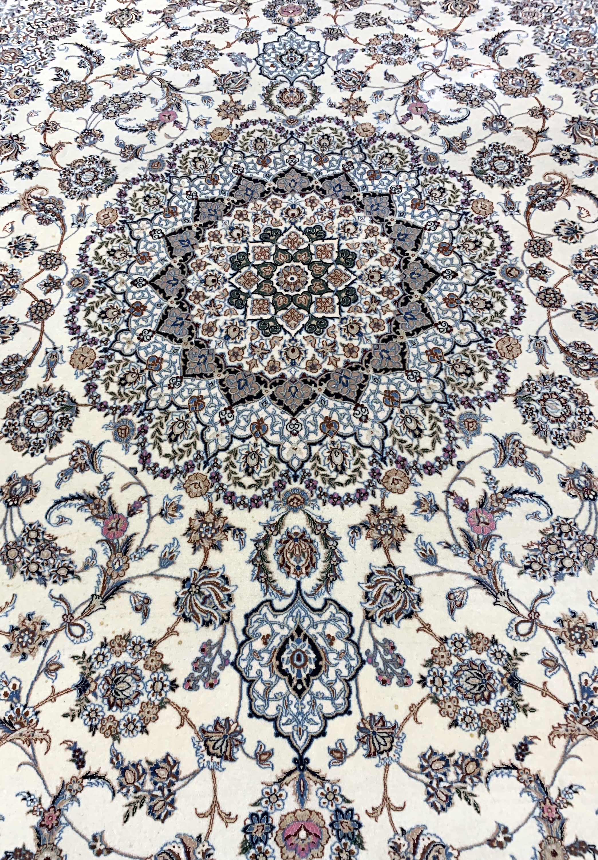 Detail d: Nain fein(6 La), Persien, Ende 20.Jhd, Korkwolle mit Seide, ca. 325 x 217 cm, ca. 1,0Mio. Kn/qm, Reinigungsbedürftig, EHZ: 1-2