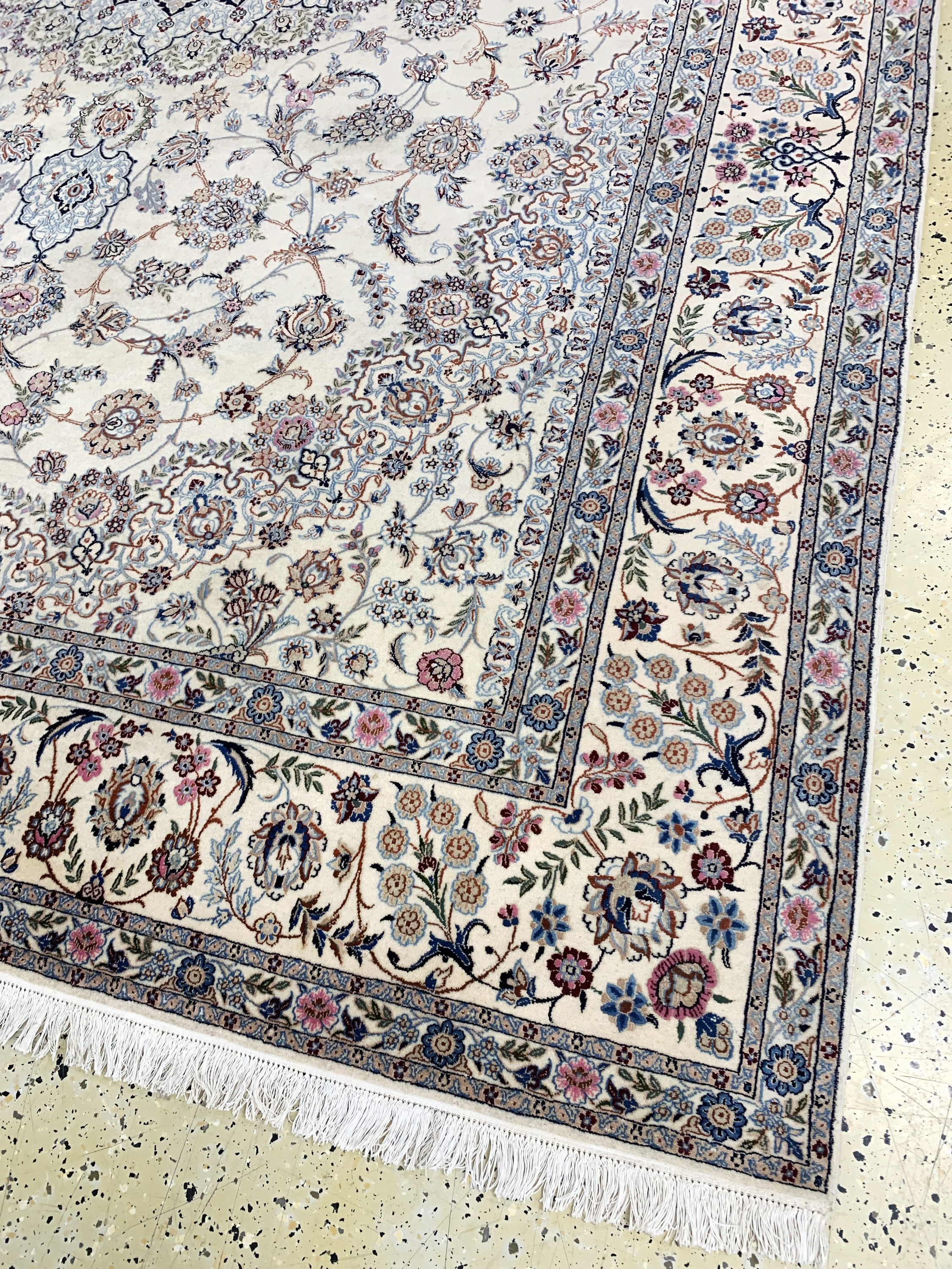 Detail e: Nain fein(6 La), Persien, Ende 20.Jhd, Korkwolle mit Seide, ca. 325 x 217 cm, ca. 1,0Mio. Kn/qm, Reinigungsbedürftig, EHZ: 1-2