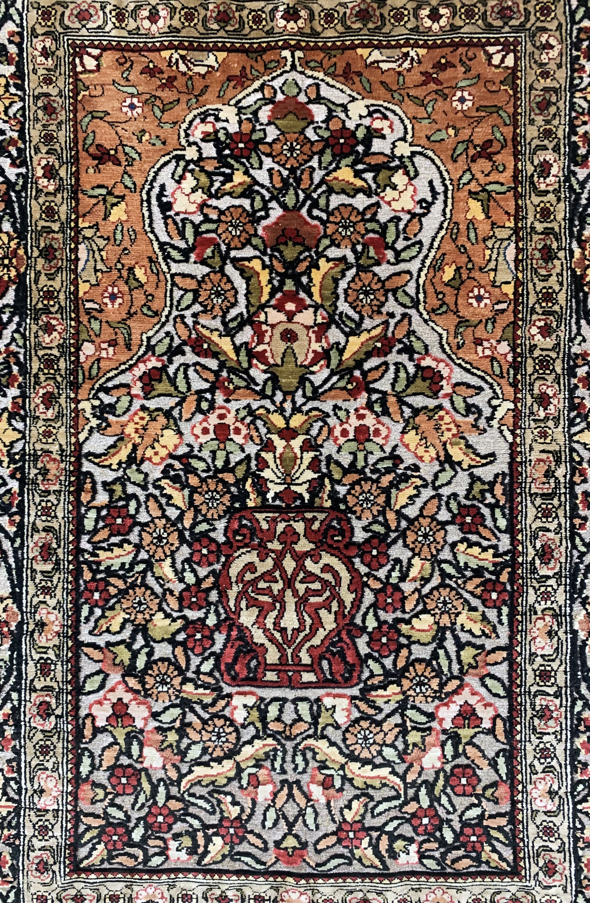 Detail b: Hereke Seide fein signiert, Türkei, Mitte 20.Jhd, reine Naturseide"Metallbroschiert",ca. 78 x 55 cm, EHZ: 1-2