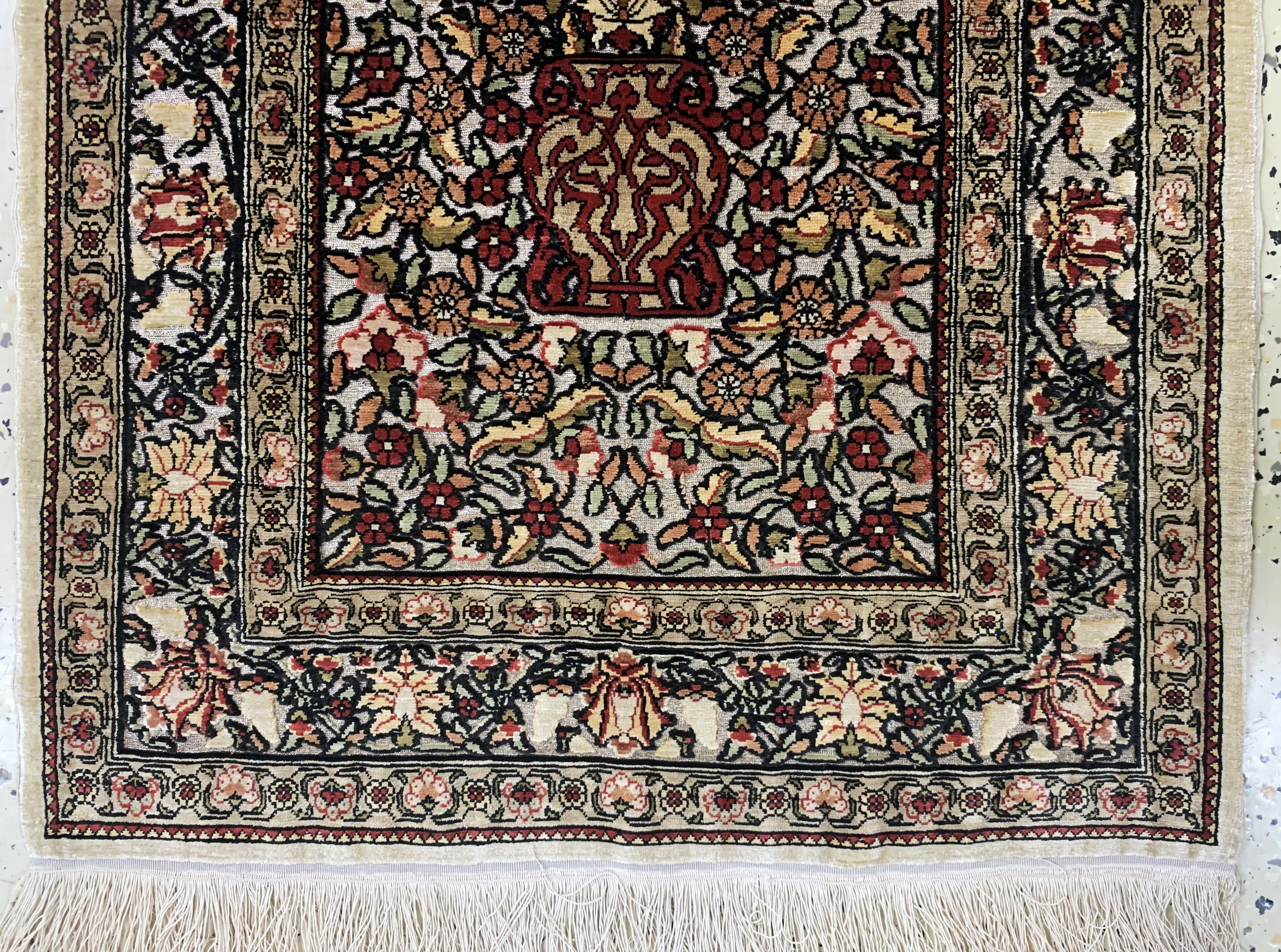 Detail c: Hereke Seide fein signiert, Türkei, Mitte 20.Jhd, reine Naturseide"Metallbroschiert",ca. 78 x 55 cm, EHZ: 1-2