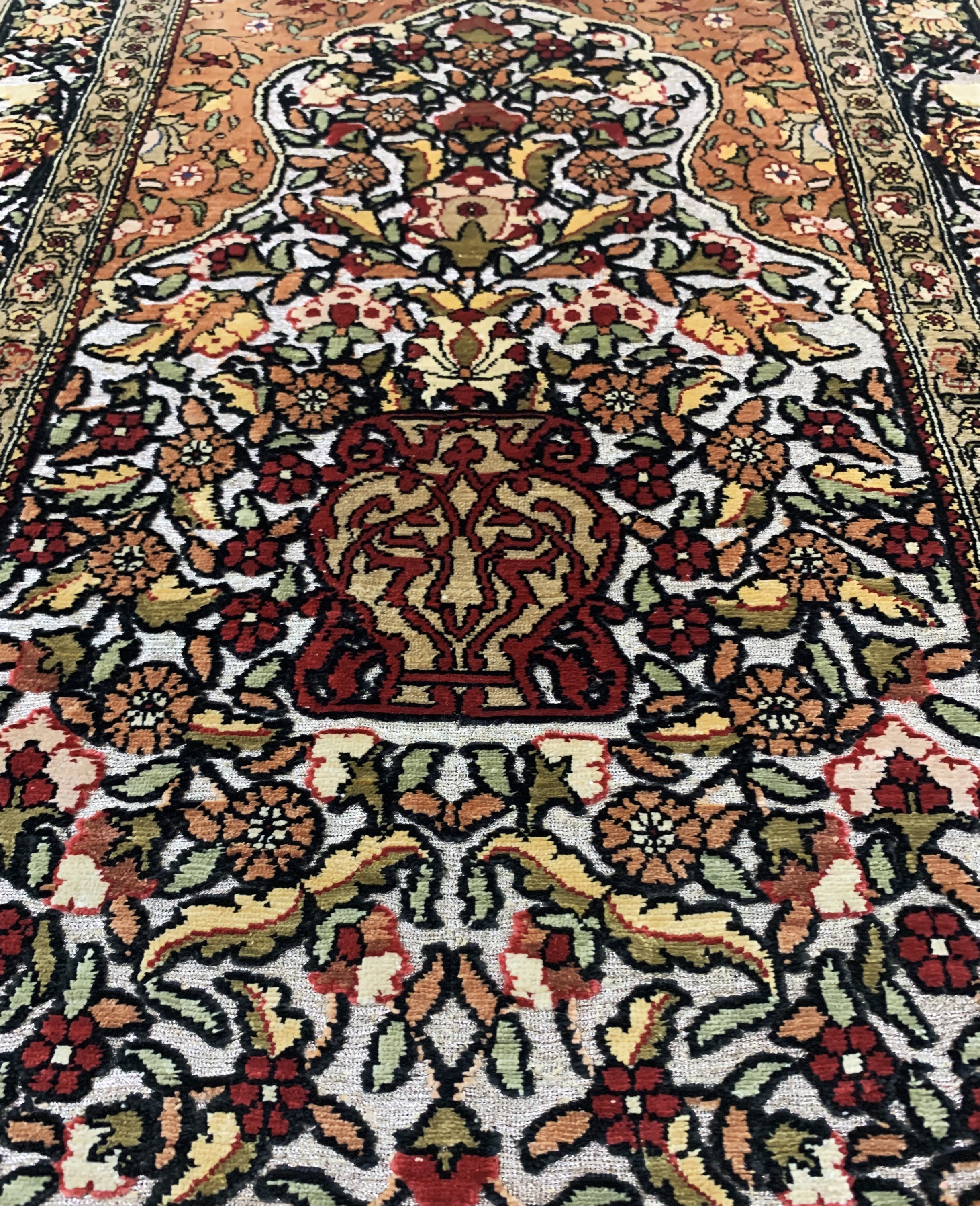 Detail d: Hereke Seide fein signiert, Türkei, Mitte 20.Jhd, reine Naturseide"Metallbroschiert",ca. 78 x 55 cm, EHZ: 1-2
