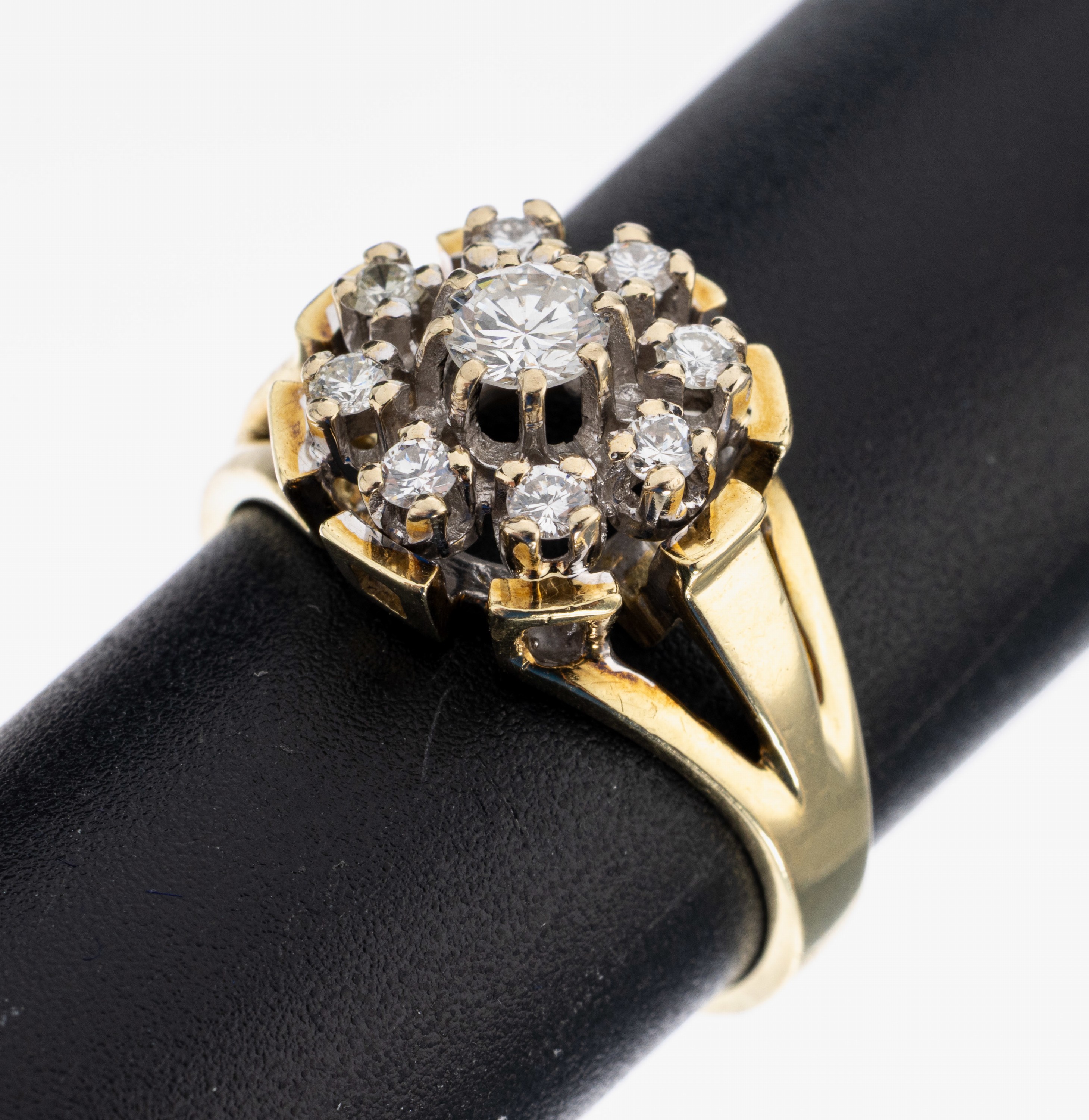 14 kt Gold Brillant-Ring, GG/WG 585/000, mittig erhaben gefasster Brillant ca. 0.25 ct Weiß/si, umgeben von 8 Brillanten zus. ca. 0.24 ct Weiß/si, ...