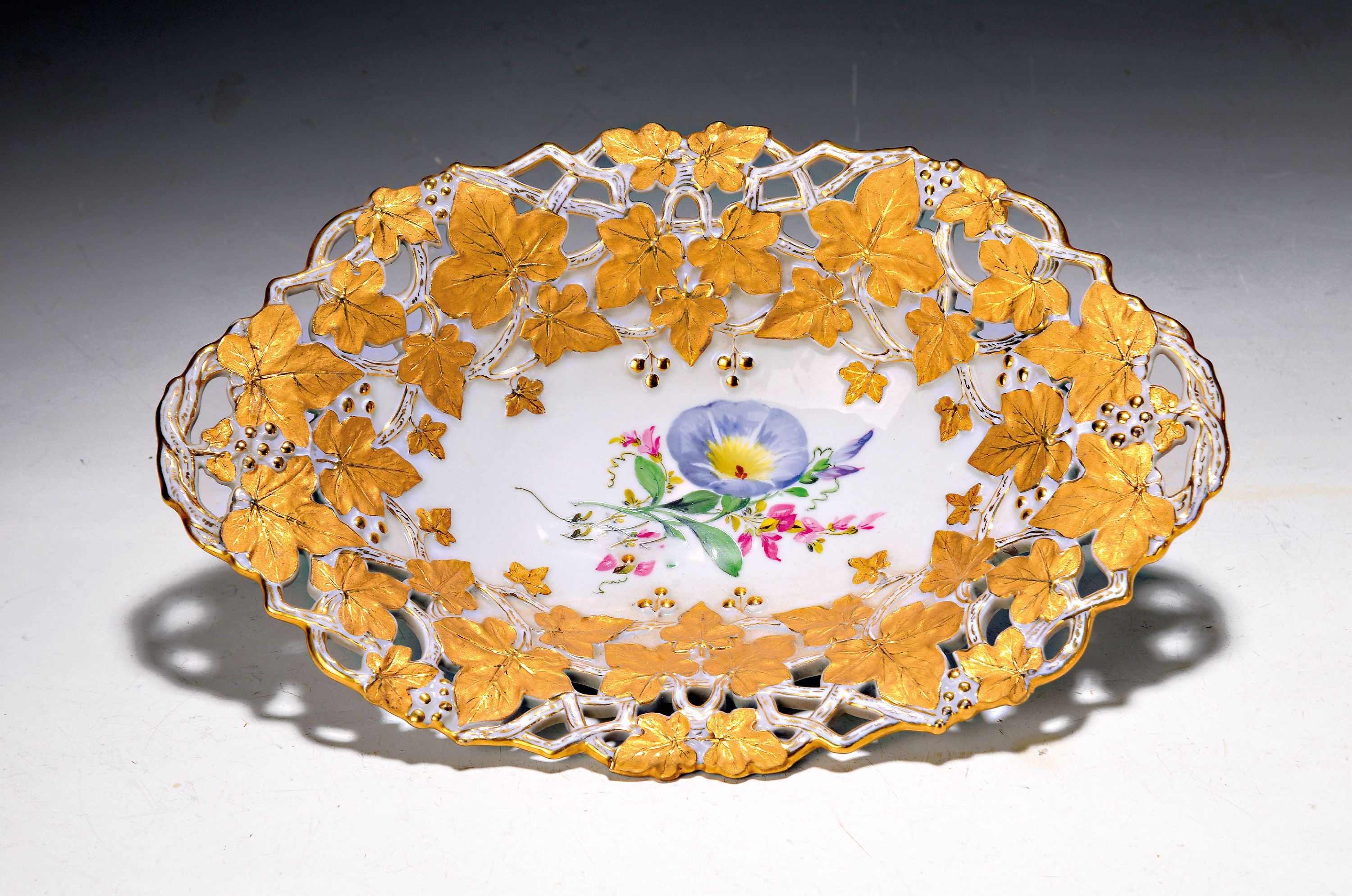 Image 26985894 - Prunkschale, Meissen, Pfeifferzeit 1924-34, 1. Wahl, reich reliefiert und matt- und ...