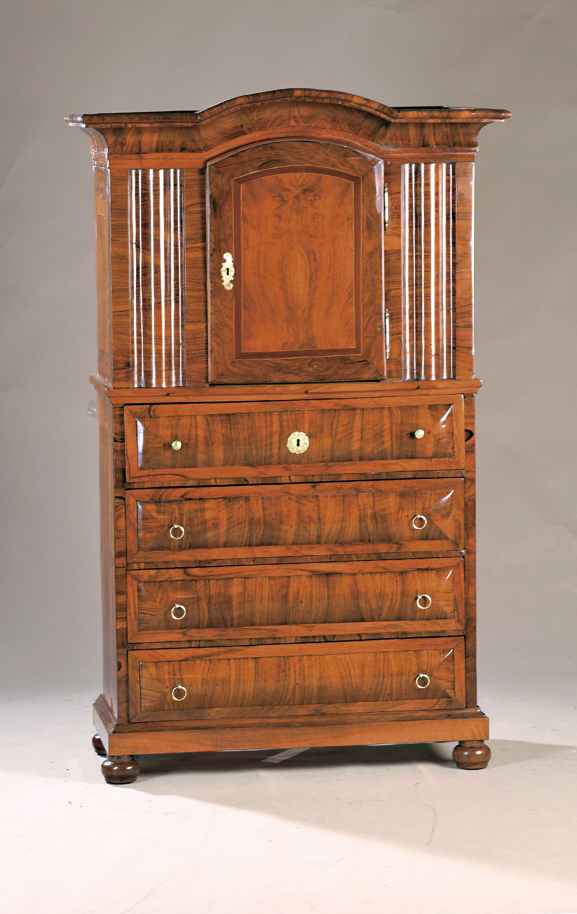 Windellade, Raum Bodensee, um 1800, Nussbaumfurnier, Unterteil mit vier Schubladen, eine abschließbar Oberteil mit Tür und Inneneinteilung mit vier ...