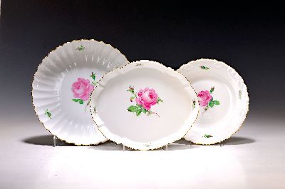 26985811a - 6 Kaffeegedecke und Zubehör, Meisen, 20. Jh., Neuer Ausschnitt, rote Rose, dazu eine ...