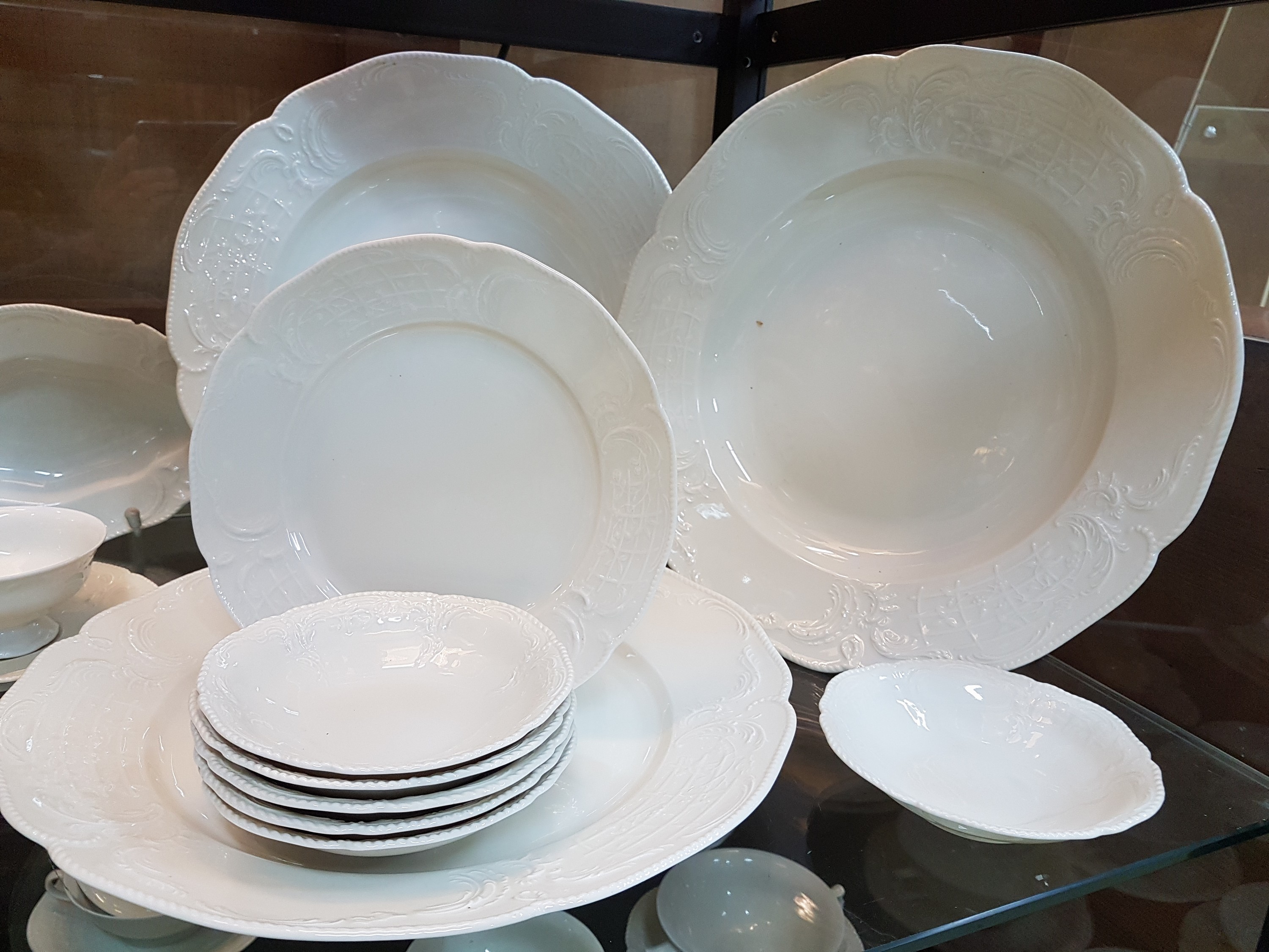Detail b: Kaffee- und Speiseservice, Rosenthal, Modell Sanssouci, Kaffeekanne, Teekanne, Zuckerdose, Milchkännchen, 4 Teetassen, 2 Kaffeetassen, 6 ...