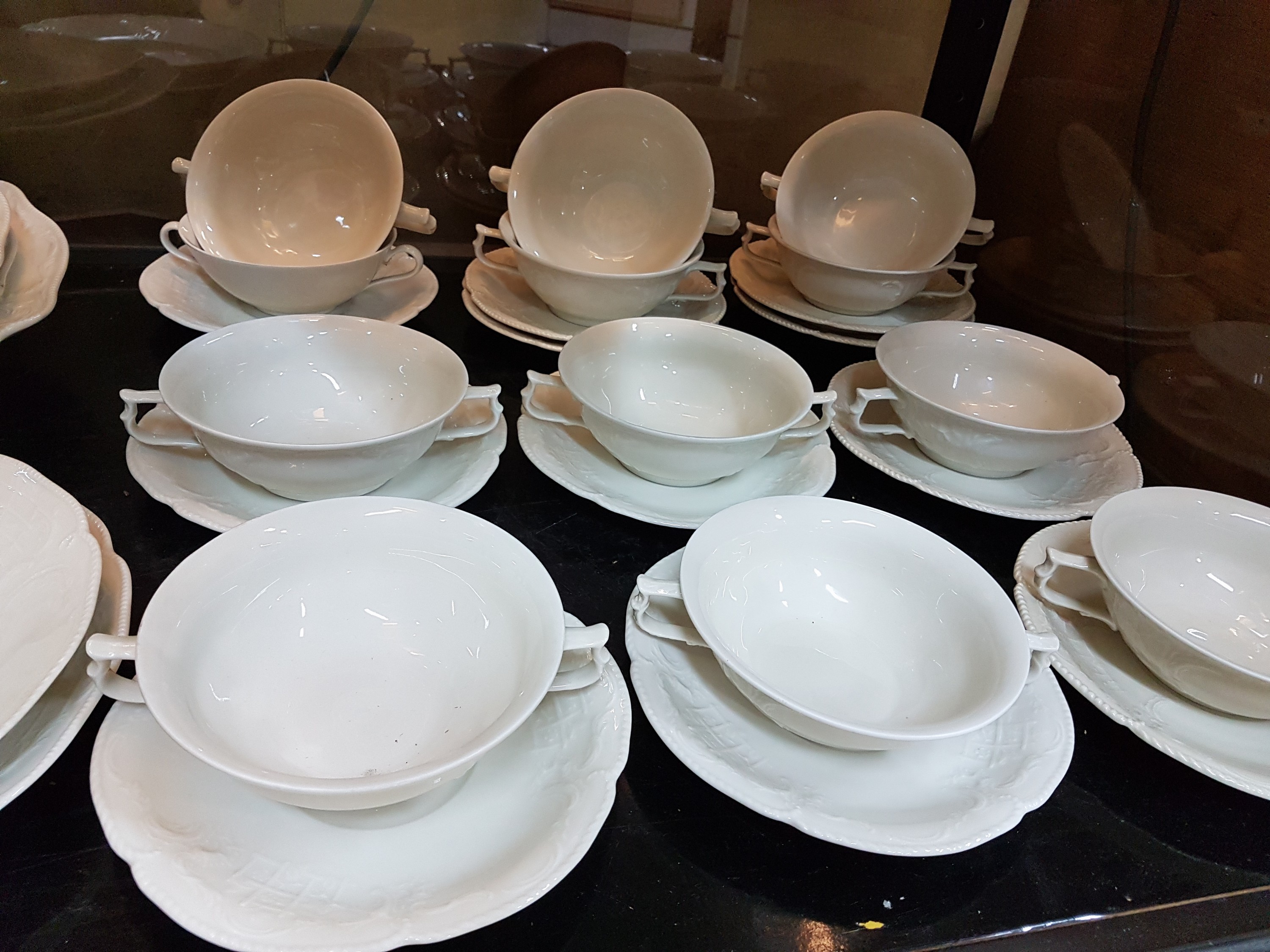 Detail c: Kaffee- und Speiseservice, Rosenthal, Modell Sanssouci, Kaffeekanne, Teekanne, Zuckerdose, Milchkännchen, 4 Teetassen, 2 Kaffeetassen, 6 ...