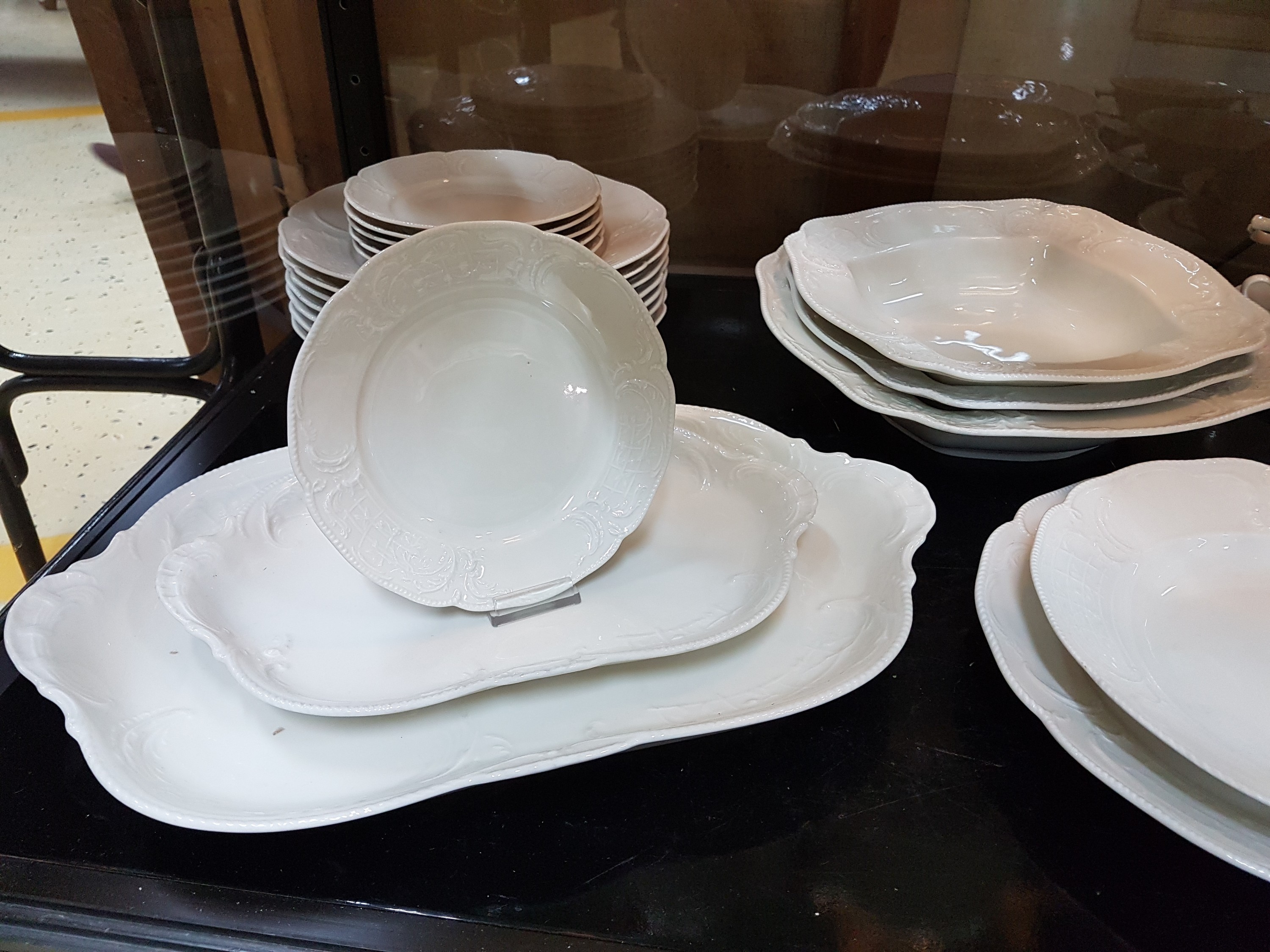 Detail d: Kaffee- und Speiseservice, Rosenthal, Modell Sanssouci, Kaffeekanne, Teekanne, Zuckerdose, Milchkännchen, 4 Teetassen, 2 Kaffeetassen, 6 ...