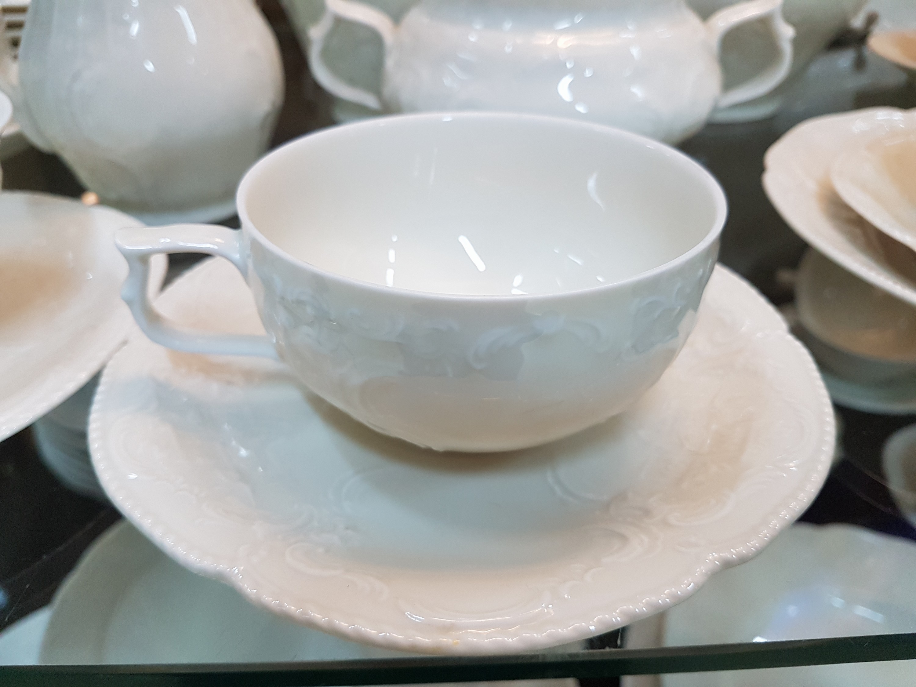 Detail e: Kaffee- und Speiseservice, Rosenthal, Modell Sanssouci, Kaffeekanne, Teekanne, Zuckerdose, Milchkännchen, 4 Teetassen, 2 Kaffeetassen, 6 ...