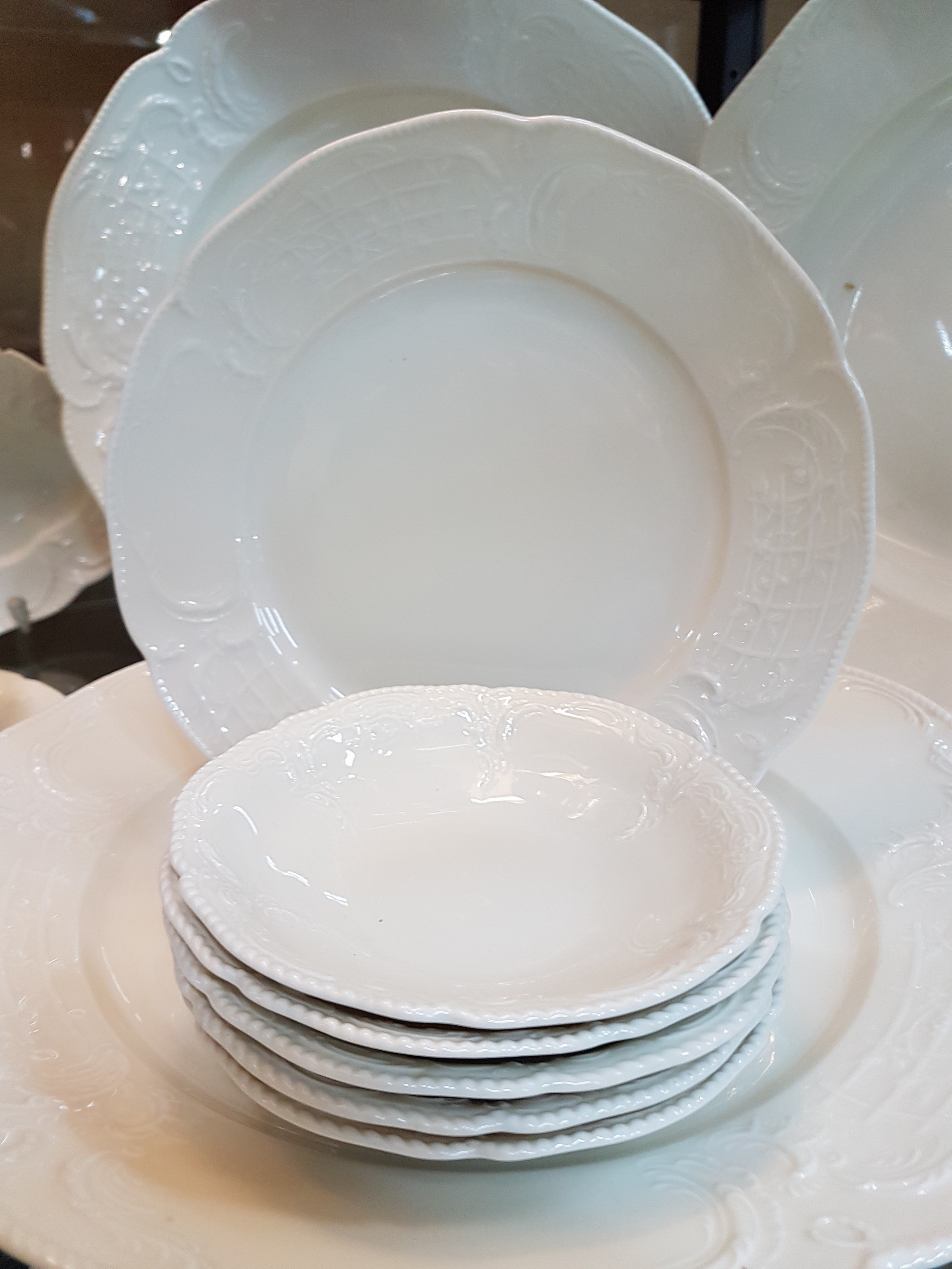 Detail h: Kaffee- und Speiseservice, Rosenthal, Modell Sanssouci, Kaffeekanne, Teekanne, Zuckerdose, Milchkännchen, 4 Teetassen, 2 Kaffeetassen, 6 ...