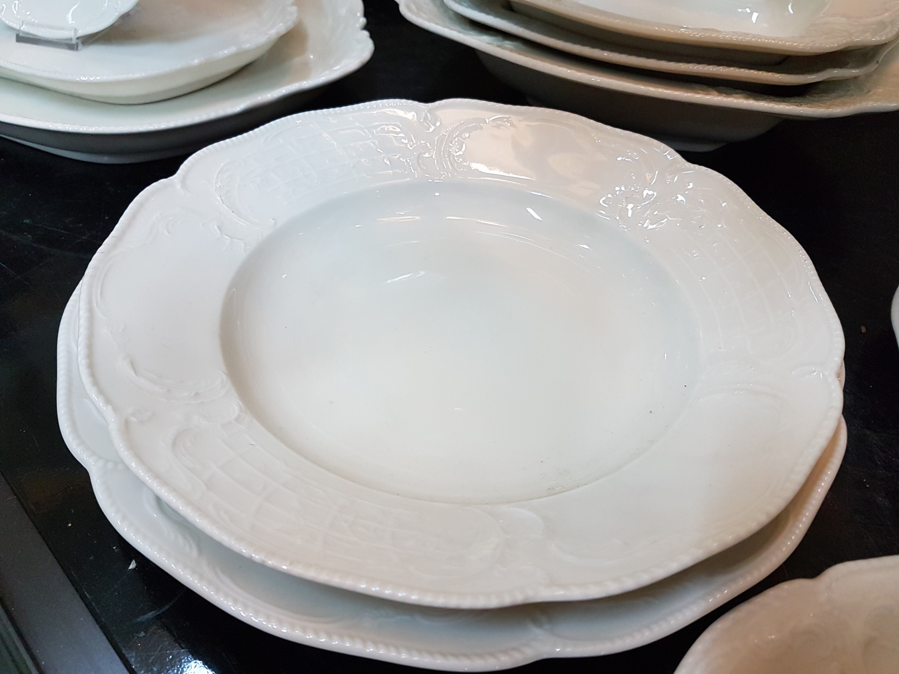Detail j: Kaffee- und Speiseservice, Rosenthal, Modell Sanssouci, Kaffeekanne, Teekanne, Zuckerdose, Milchkännchen, 4 Teetassen, 2 Kaffeetassen, 6 ...