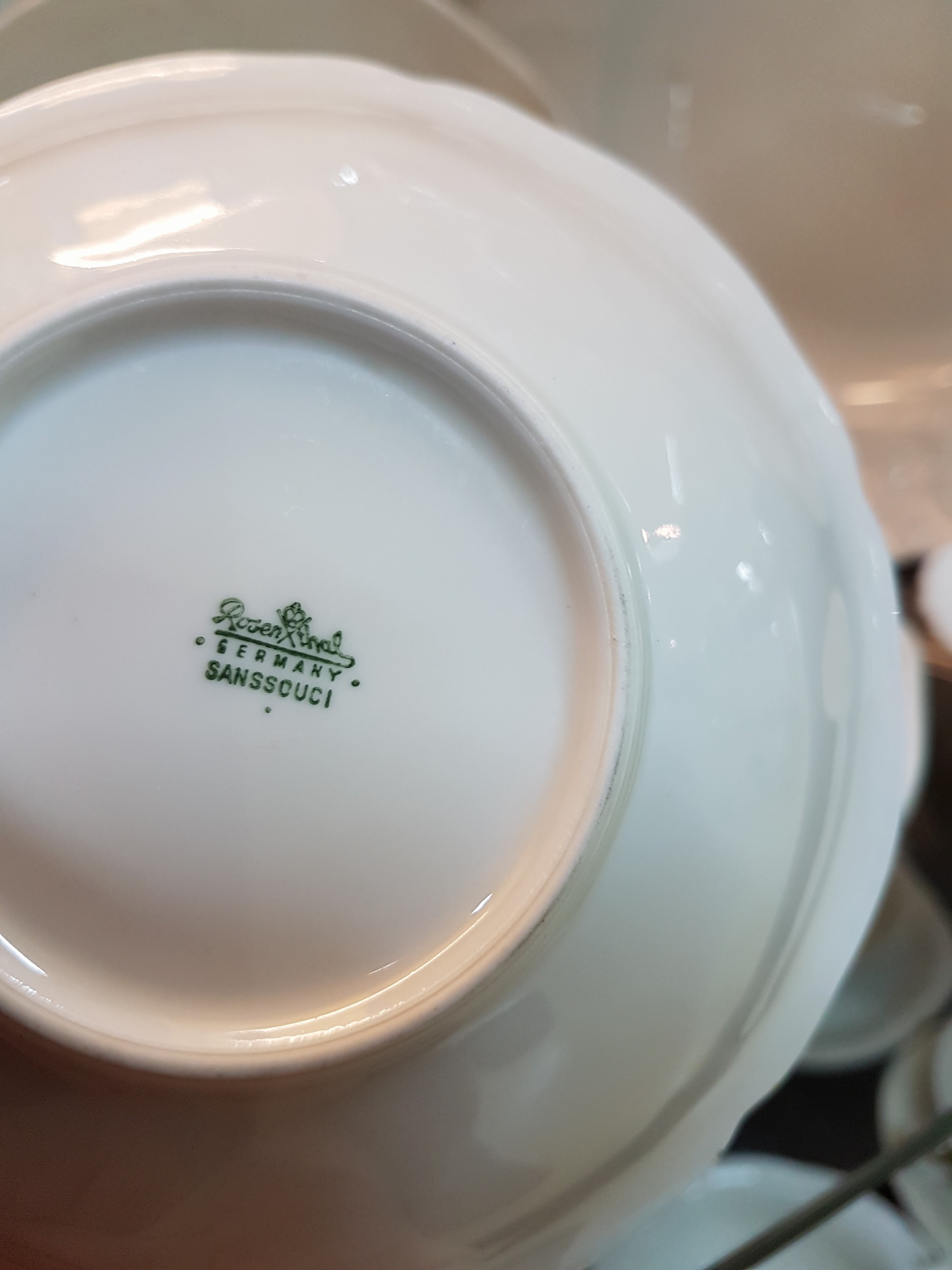 Detail l: Kaffee- und Speiseservice, Rosenthal, Modell Sanssouci, Kaffeekanne, Teekanne, Zuckerdose, Milchkännchen, 4 Teetassen, 2 Kaffeetassen, 6 ...