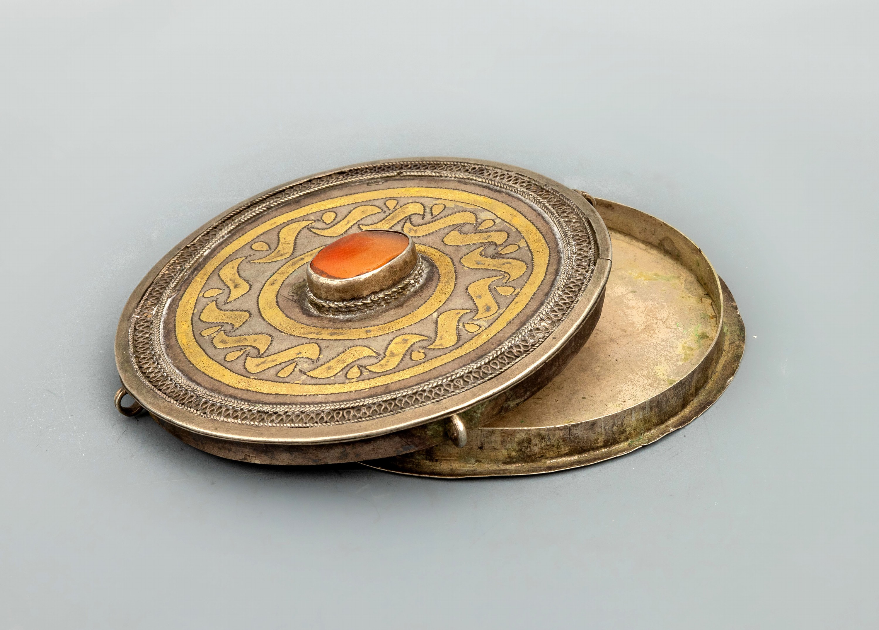 Image 26985902 - Amulett Anhänger, Turkmenistan um 1900, Silber und Gold/vergoldet, mittig ovaler ...