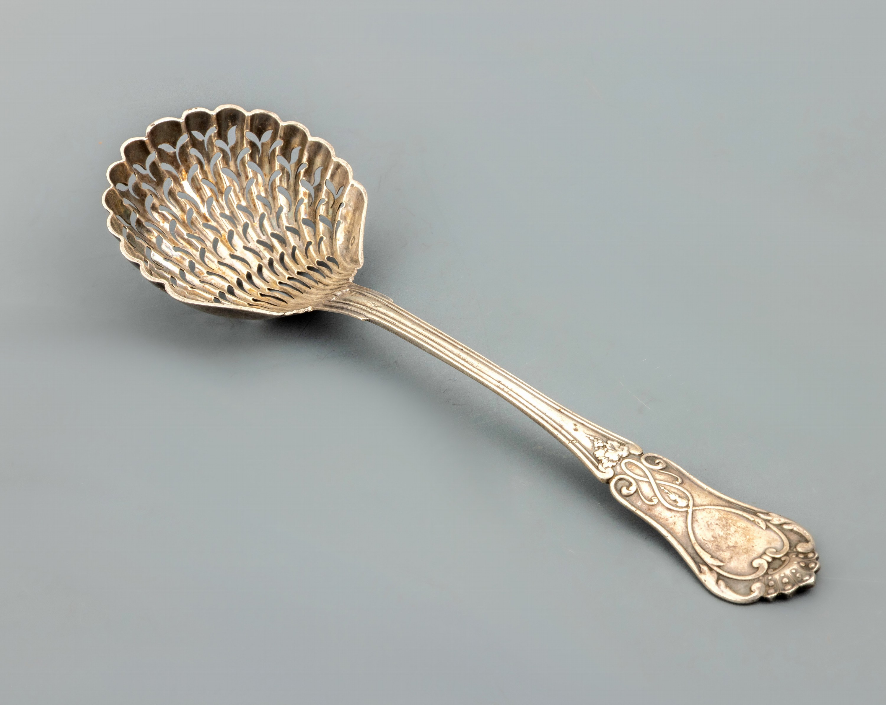 Image 26985905 - Zuckerstreulöffel, Frankreich um 1900, 950er Silber, abstrakt floraler Dekor, ...